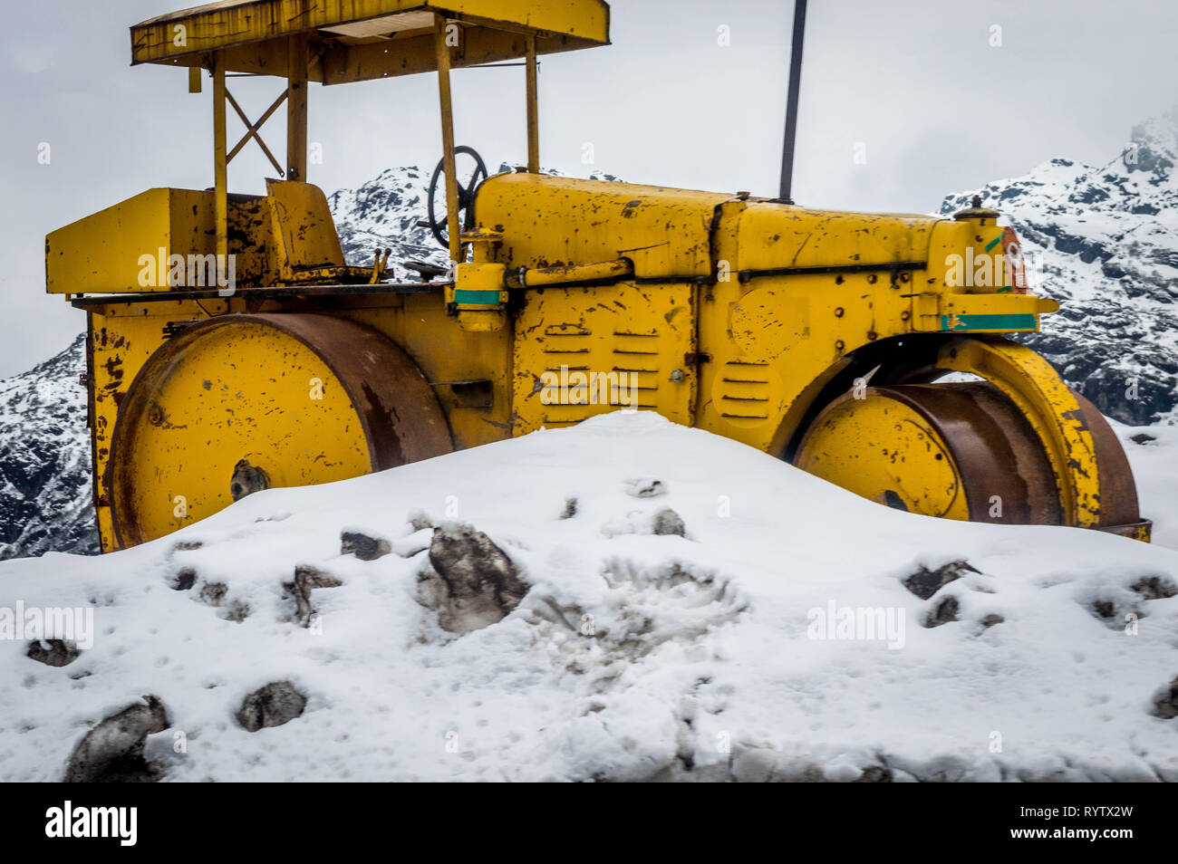 Un rouleau compresseur pour la construction de routes à travers l'Himalaya dans la neige lourde au Sikkim, Inde Banque D'Images