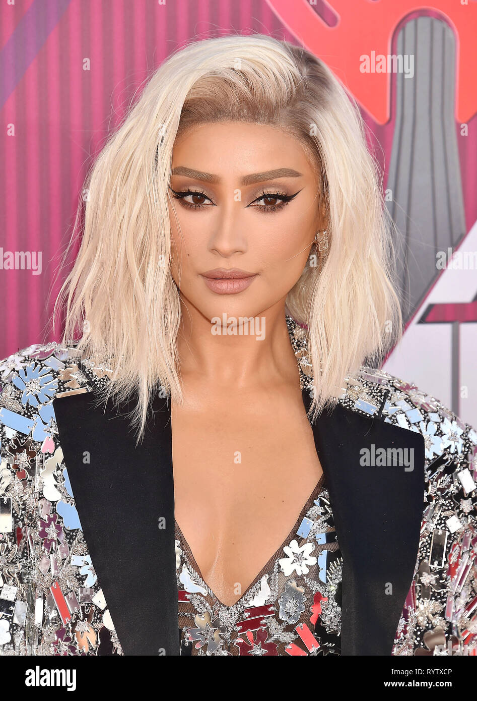 LOS ANGELES, CA - le 14 mars : Shay Mitchell assiste à la 2019 iHeartRadio Music Awards qui diffusé en direct sur la FOX au Théâtre de Microsoft le 14 mars 2019 à Los Angeles, Californie. Banque D'Images