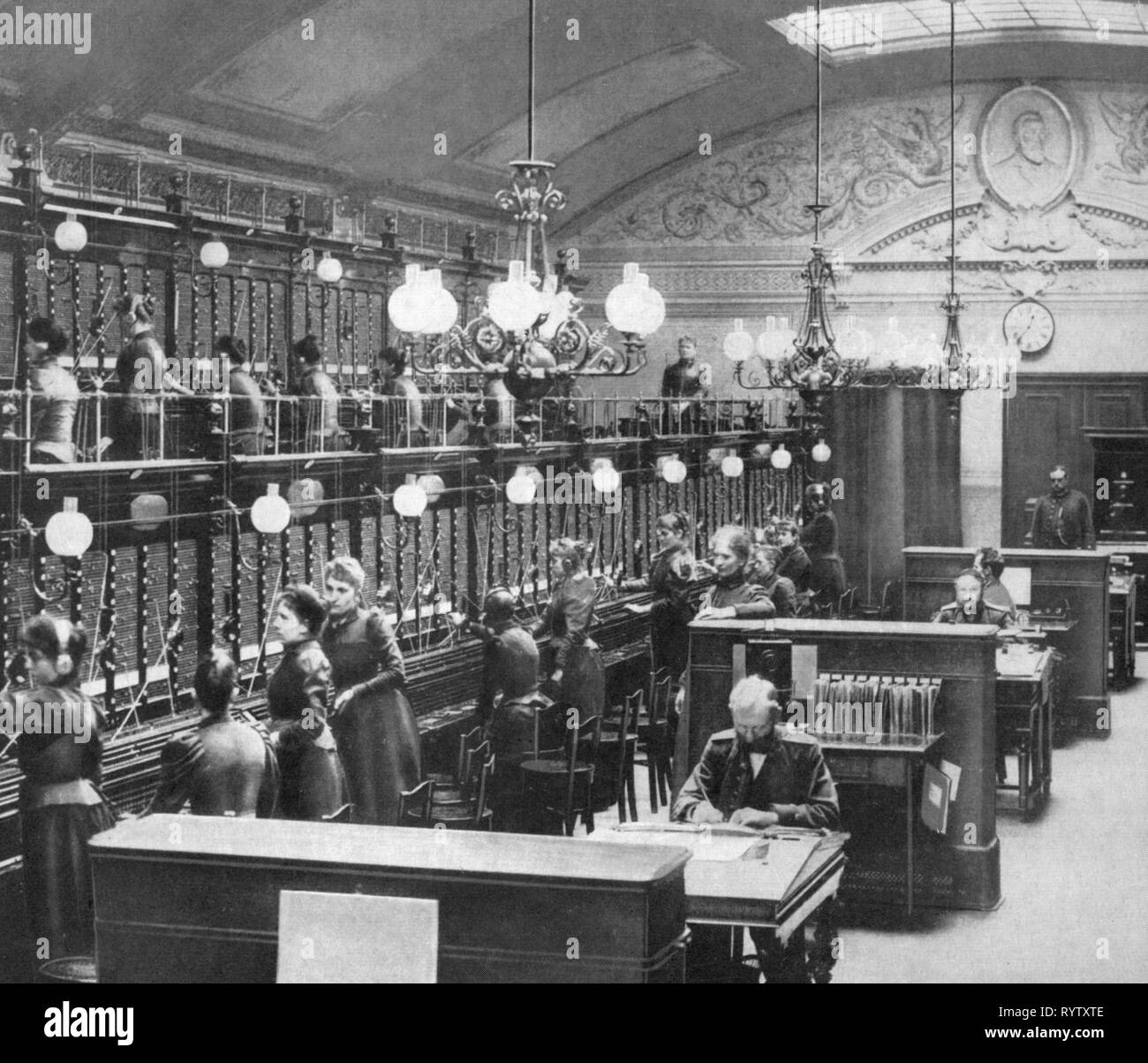 Courrier, téléphone, opérateur longue distance, l'opérateur longue distance hall, télécommunications échange à Berlin, vers 1900, Additional-Rights Clearance-Info-Not-Available- Banque D'Images