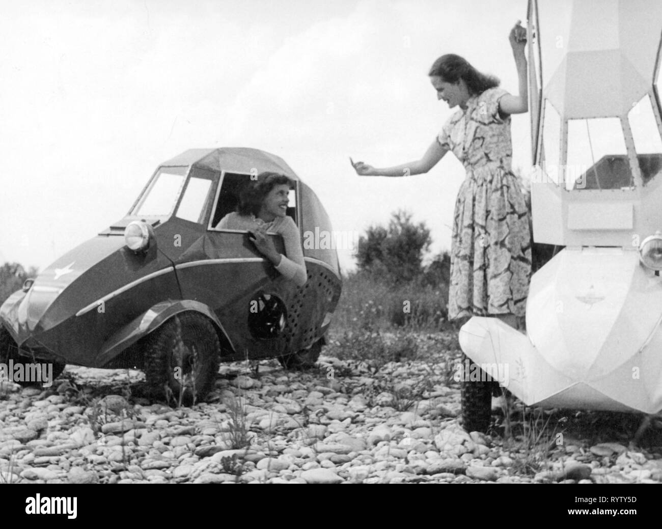 Transport / Transports, location de véhicules, véhicules, Fend Flitzer, deux jeunes femmes avec des voitures, vers 1950, Additional-Rights Clearance-Info-Not-Available- Banque D'Images
