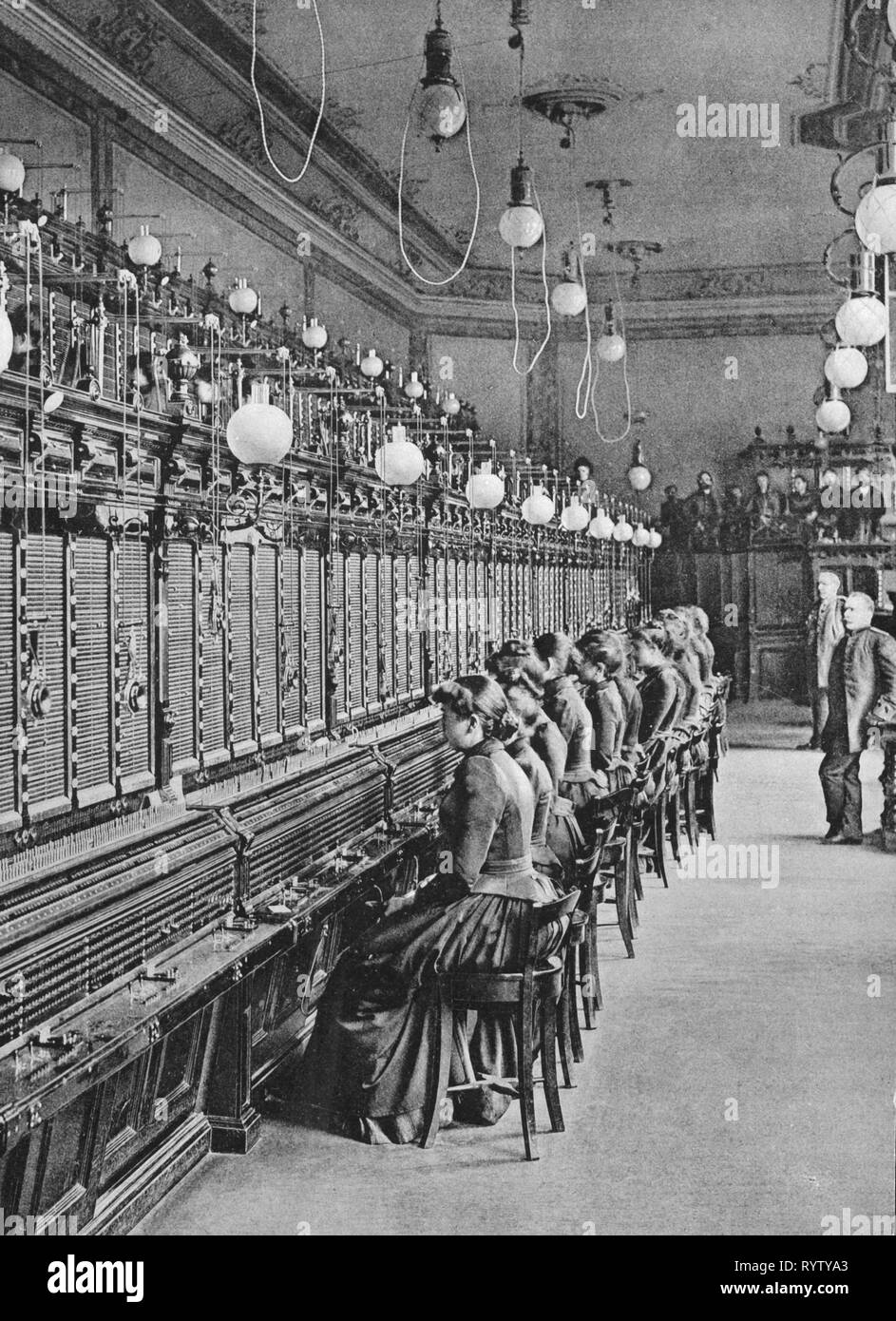 Courrier, téléphone, téléphone, change, bureau de l'opérateur longue distance en Allemagne, en 1894, l'artiste n'a pas d'auteur pour être effacé Banque D'Images