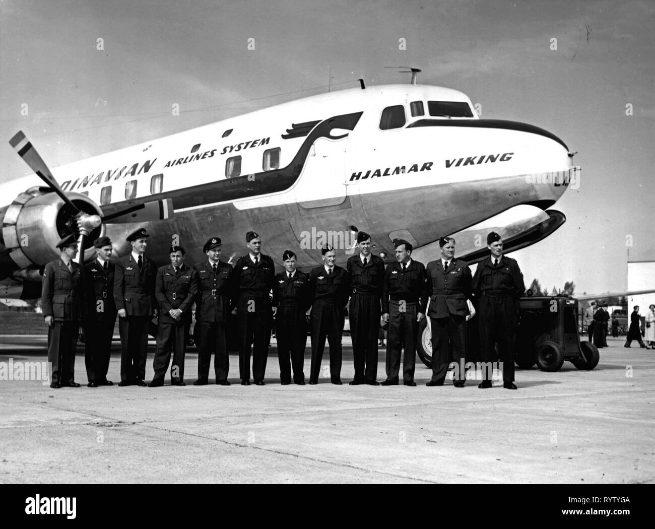 Transports / transport, l'aviation, le personnel, les pilotes de la SAS Skandinavian Airlines en provenance du Danemark, de la Norvège et de la Suède, en face de la Douglas DC-6B Hjalmar Viking, 1950 Additional-Rights Clearance-Info-Not-Available- Banque D'Images