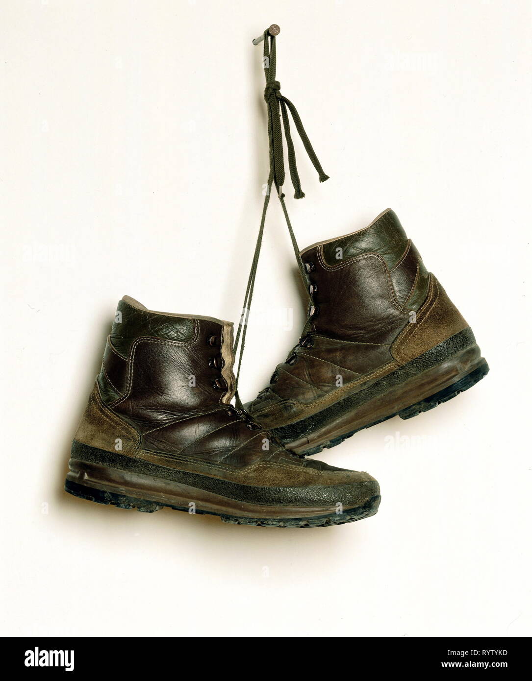 Temps libre, alpinisme, randonnée, chaussures de montagne accroché au clou, années 90,-Additional-Rights Clearance-Info-Not-Available Banque D'Images Temps libre, alpinisme, randonnée, chaussures de montagne accroché au clou, années 90,-Additional-Rights Clearance-Info-Not-Available Banque D'Images