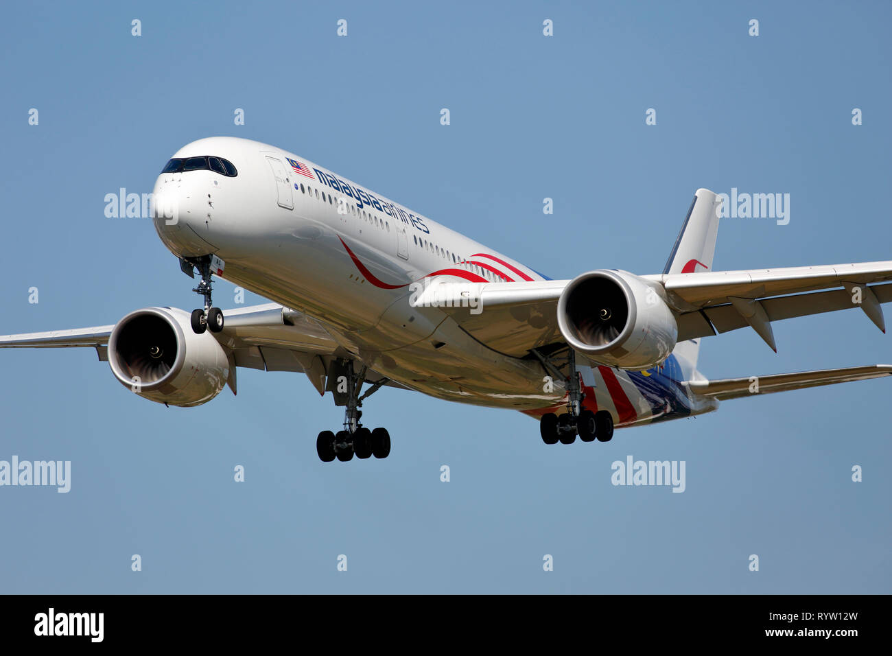 9M-MAC Malaisie Airlines Airbus A350-900 arrivant à l'aéroport Heathrow de Londres Banque D'Images