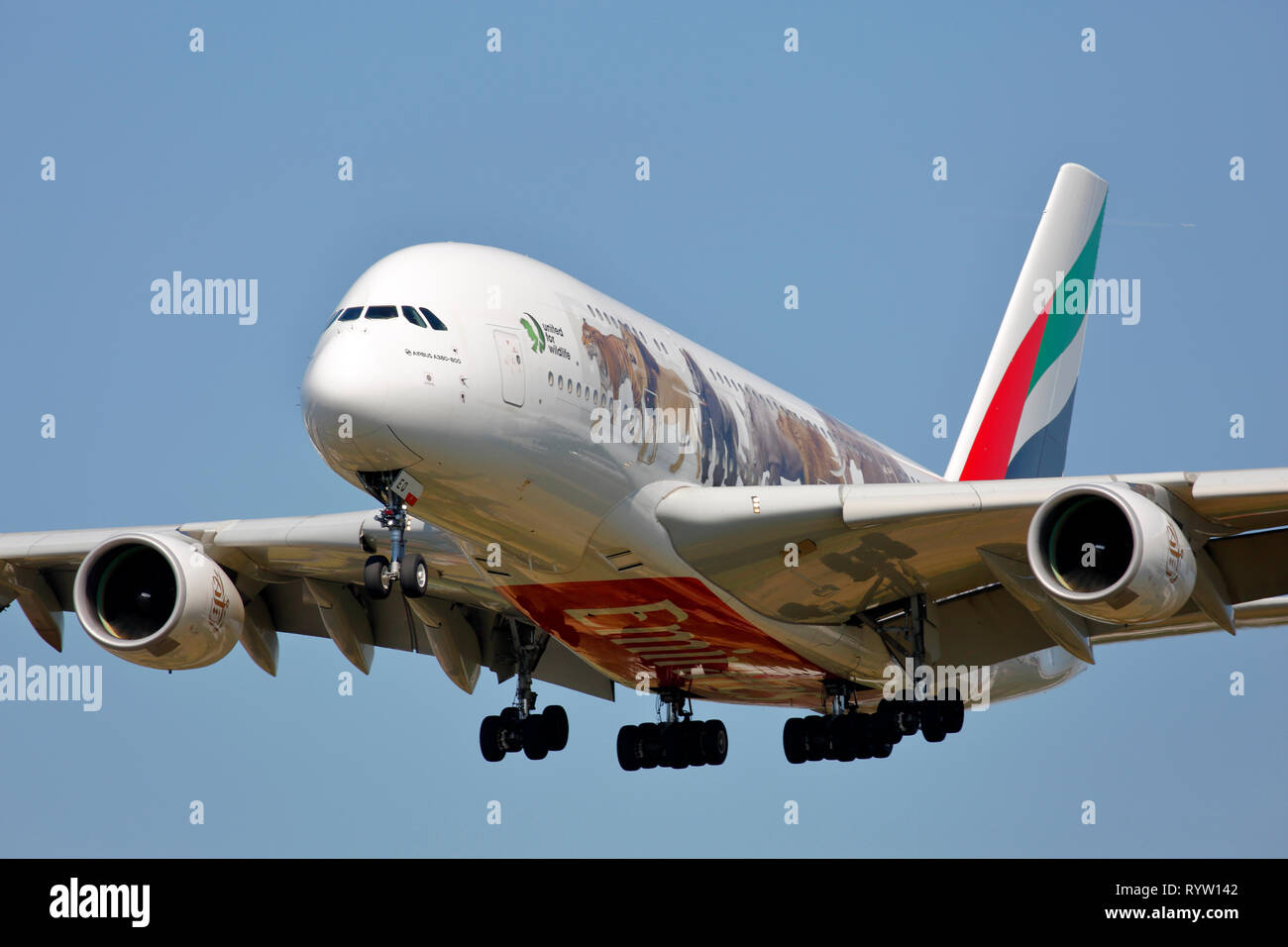 A6-EEQ Unis Airbus A380-800 sur finale pour l'atterrissage à l'aéroport Heathrow de Londres, UK Banque D'Images