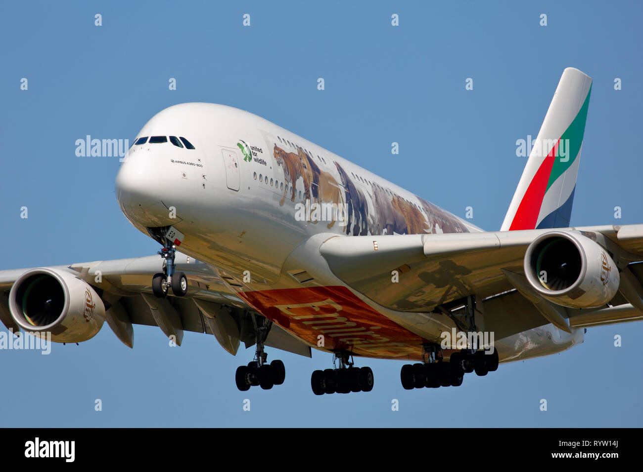 A6-EEQ Unis Airbus A380-800 sur finale pour l'atterrissage à l'aéroport Heathrow de Londres, UK Banque D'Images