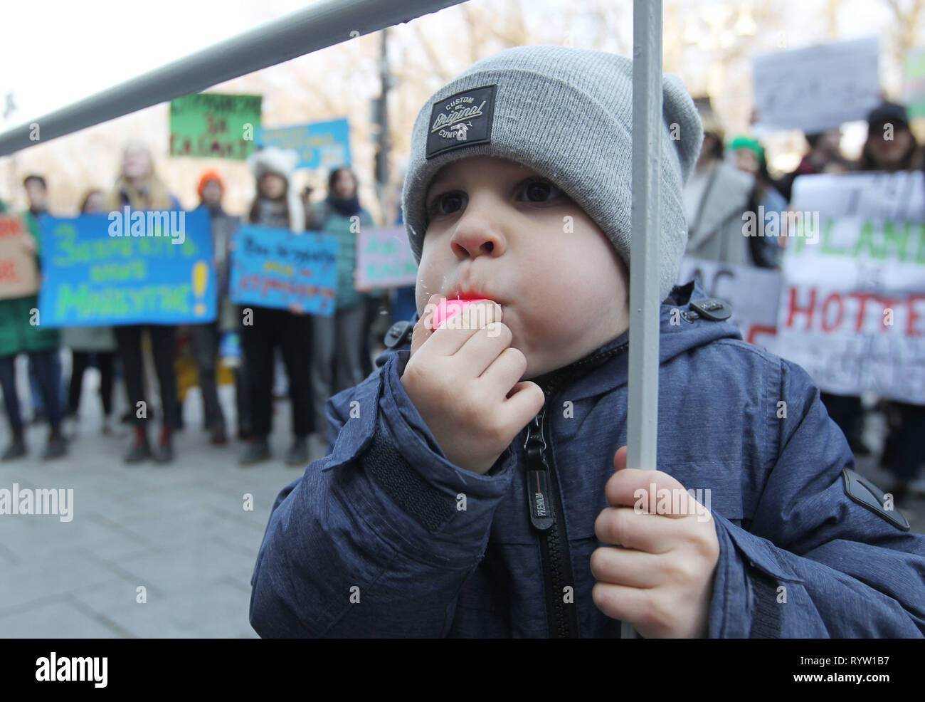 Un enfant participant vu le climat de la grève pour l'avenir devant le Cabinet des ministres à Kiev. Plus de 100 participants ont pris de la rue de la capitale ukrainienne, à prendre part à la grève de l'événement climatique mondial demande au gouvernement de prendre des mesures pour lutter contre le changement climatique et contre le réchauffement climatique. Banque D'Images