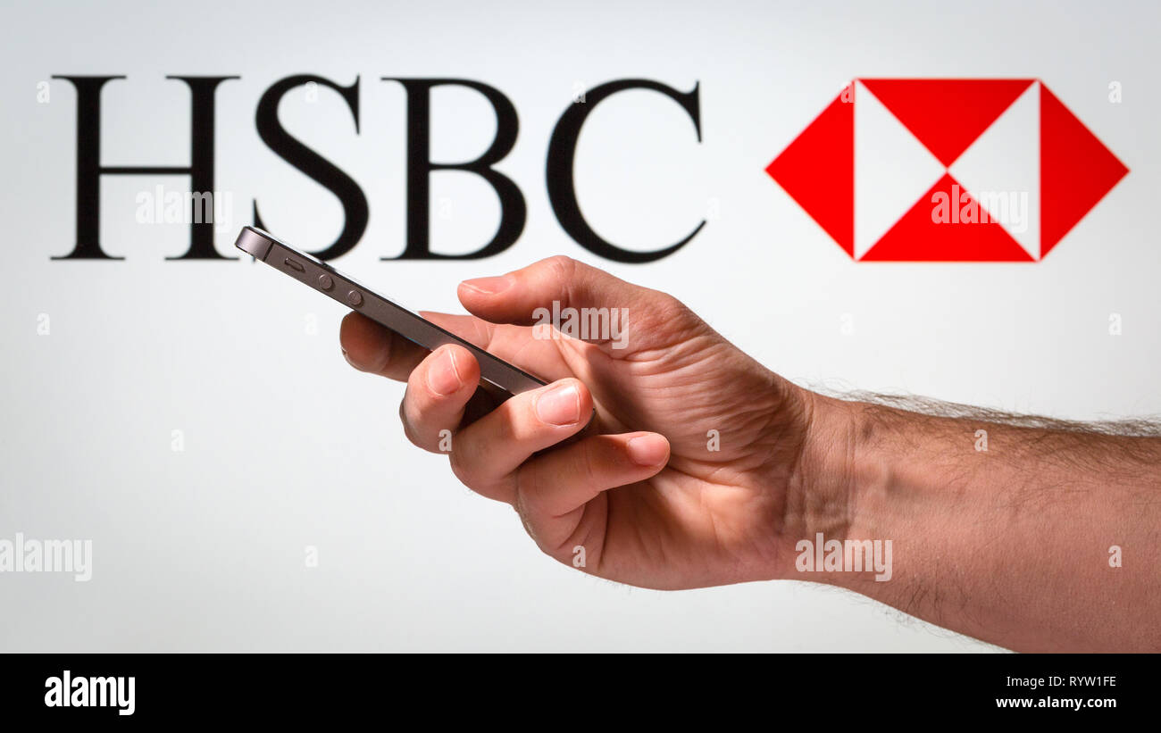 Un homme à l'aide de la Banque HSBC la banque en ligne sur son téléphone portable Banque D'Images