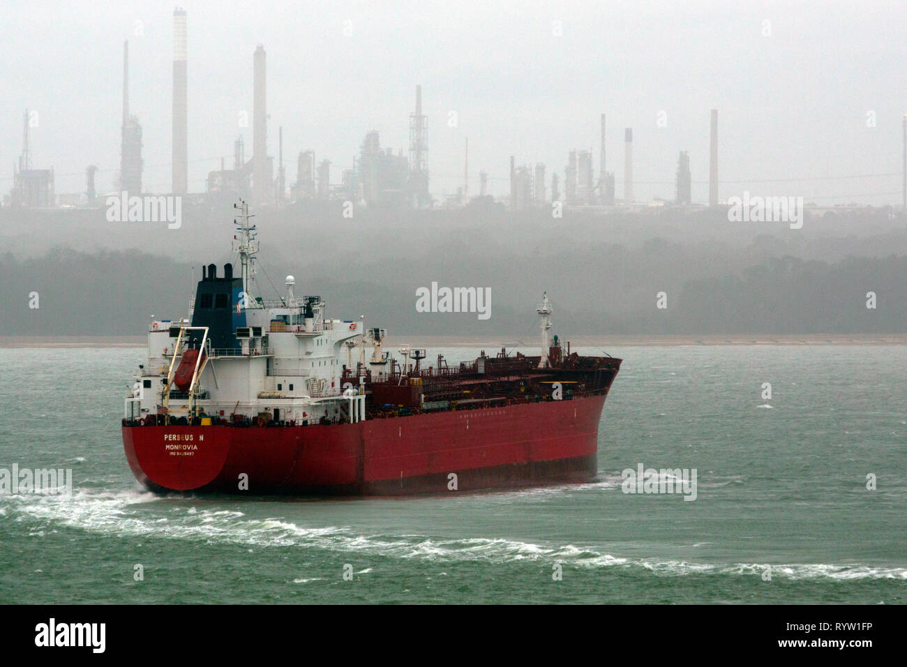 ,Huile,chimiques,citerne N, Perseus enregistré, Monrovia, le Solent, Fawley huile,,raffinerie, Southampton, Cowes, île de Wight, Hampshire, England, UK, Banque D'Images