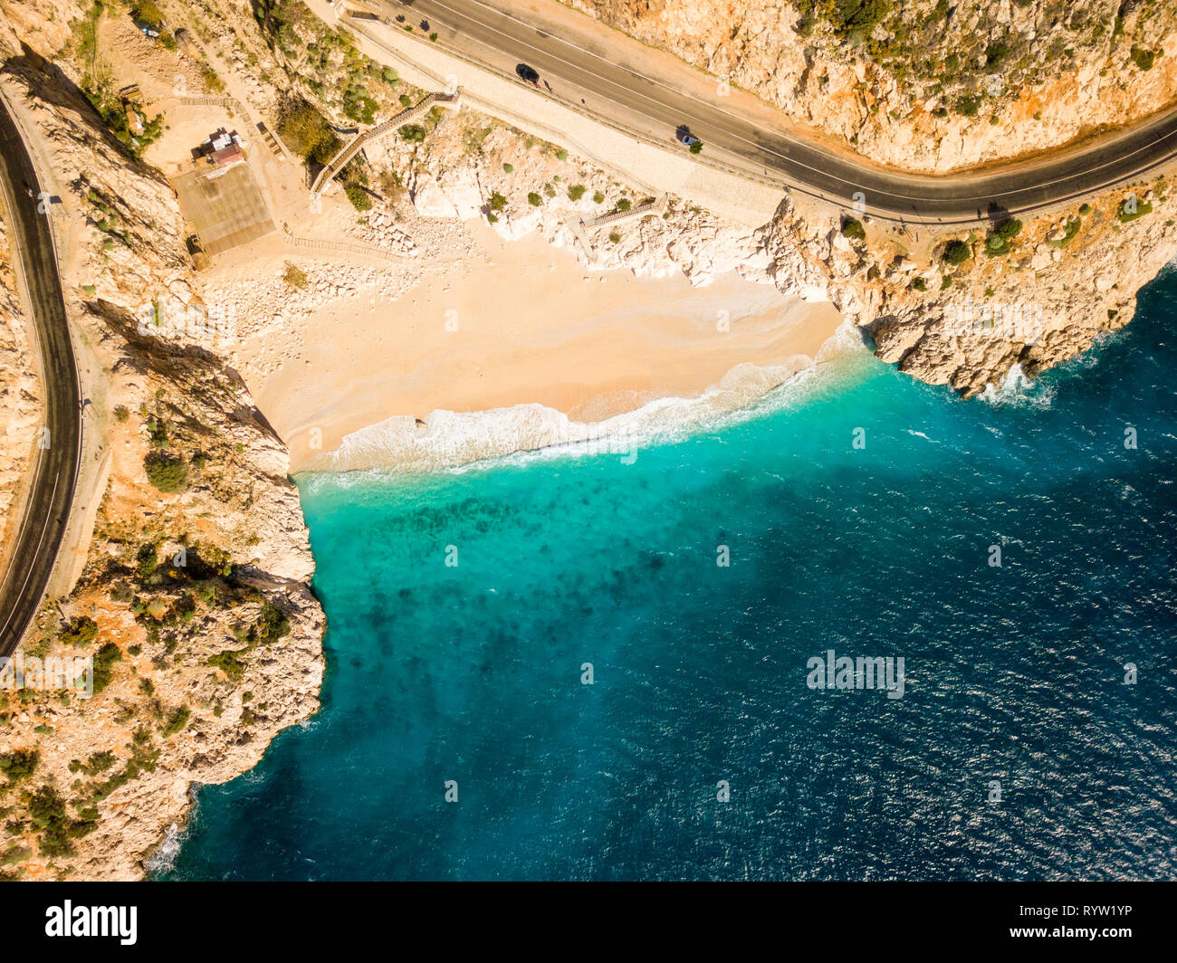Drone aérien vue à vol d'oiseau de l'autoroute autour de plage de sable blanc et eau turquoise, la Turquie de Kaputas Banque D'Images