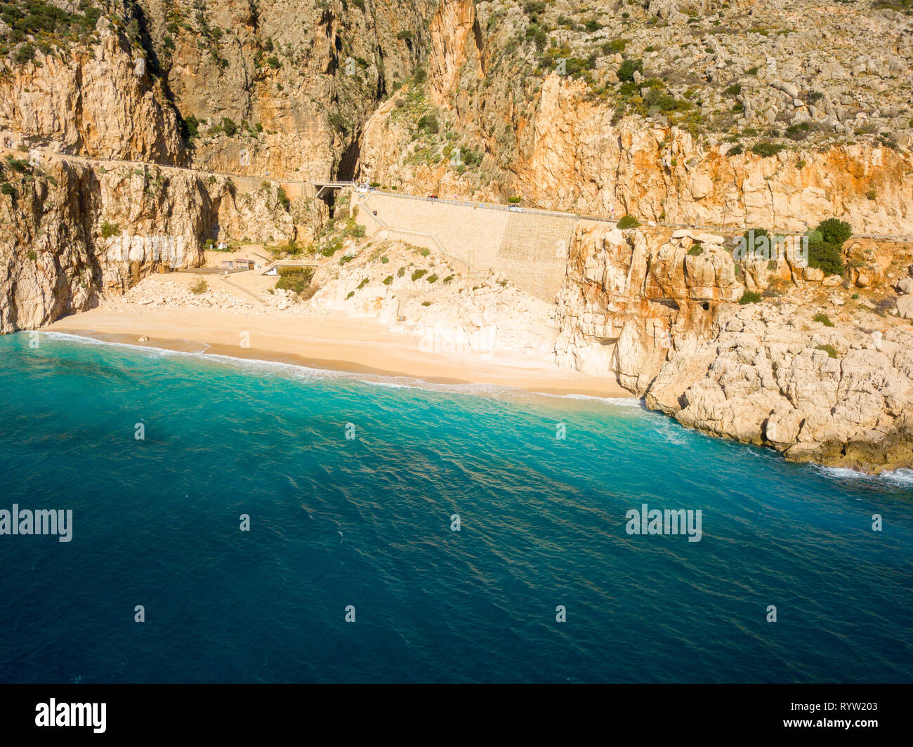 Angle de vue aérienne haute drone, d'un océan à plage de sable blanc et mer turquoise en Turquie, Kaputas Banque D'Images