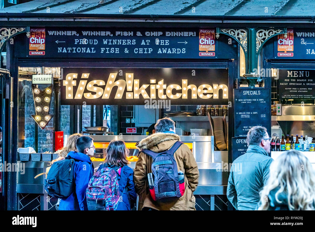 Fish ! ! Le célèbre Borough Market, un marché de produits frais à la vente de tous les types de fruits, légumes, poissons et viandes. Londres Banque D'Images