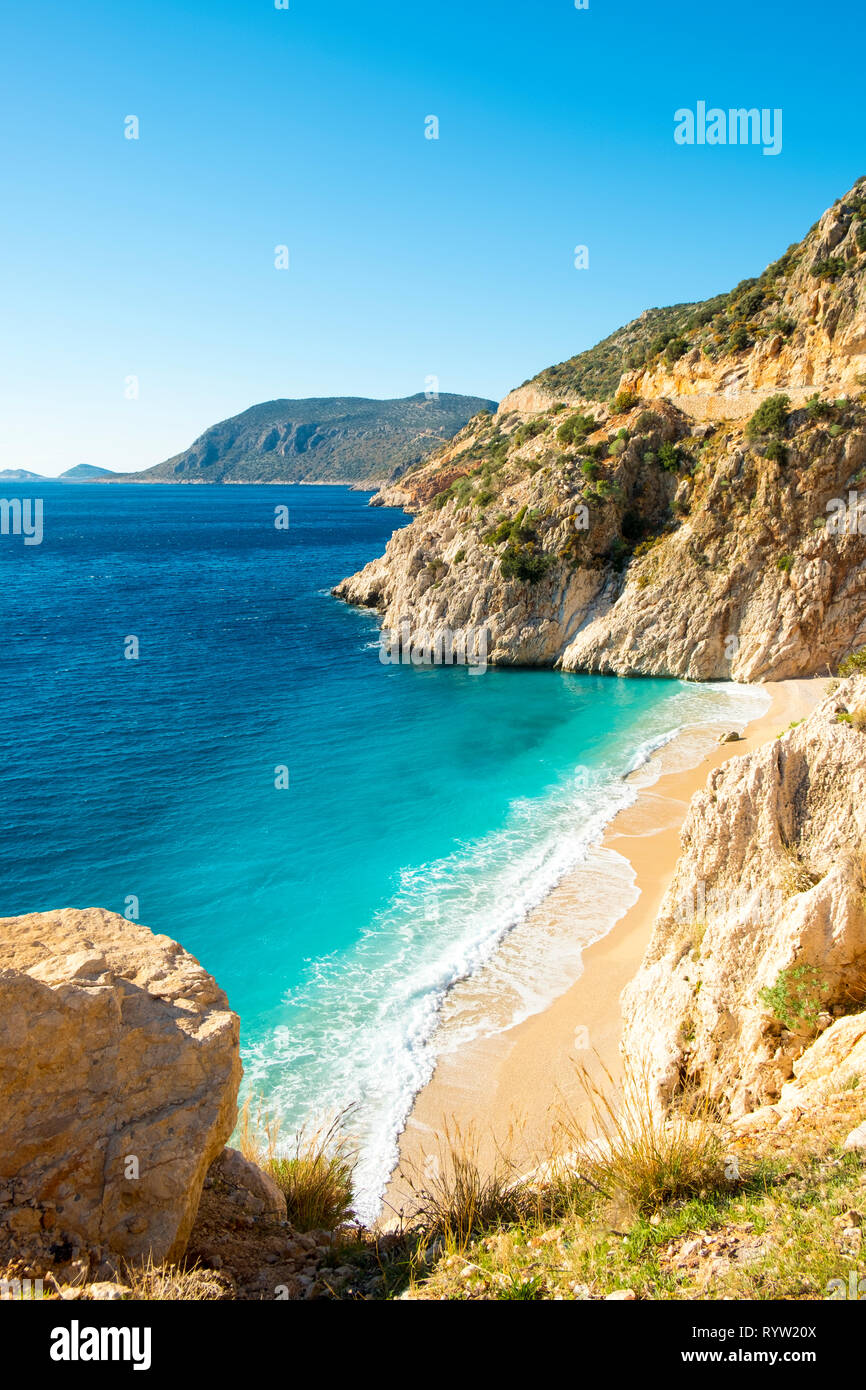 Angle de vue haute falaise, l'eau turquoise et personne sur plage de sable blanc, la Turquie Kaputas Banque D'Images