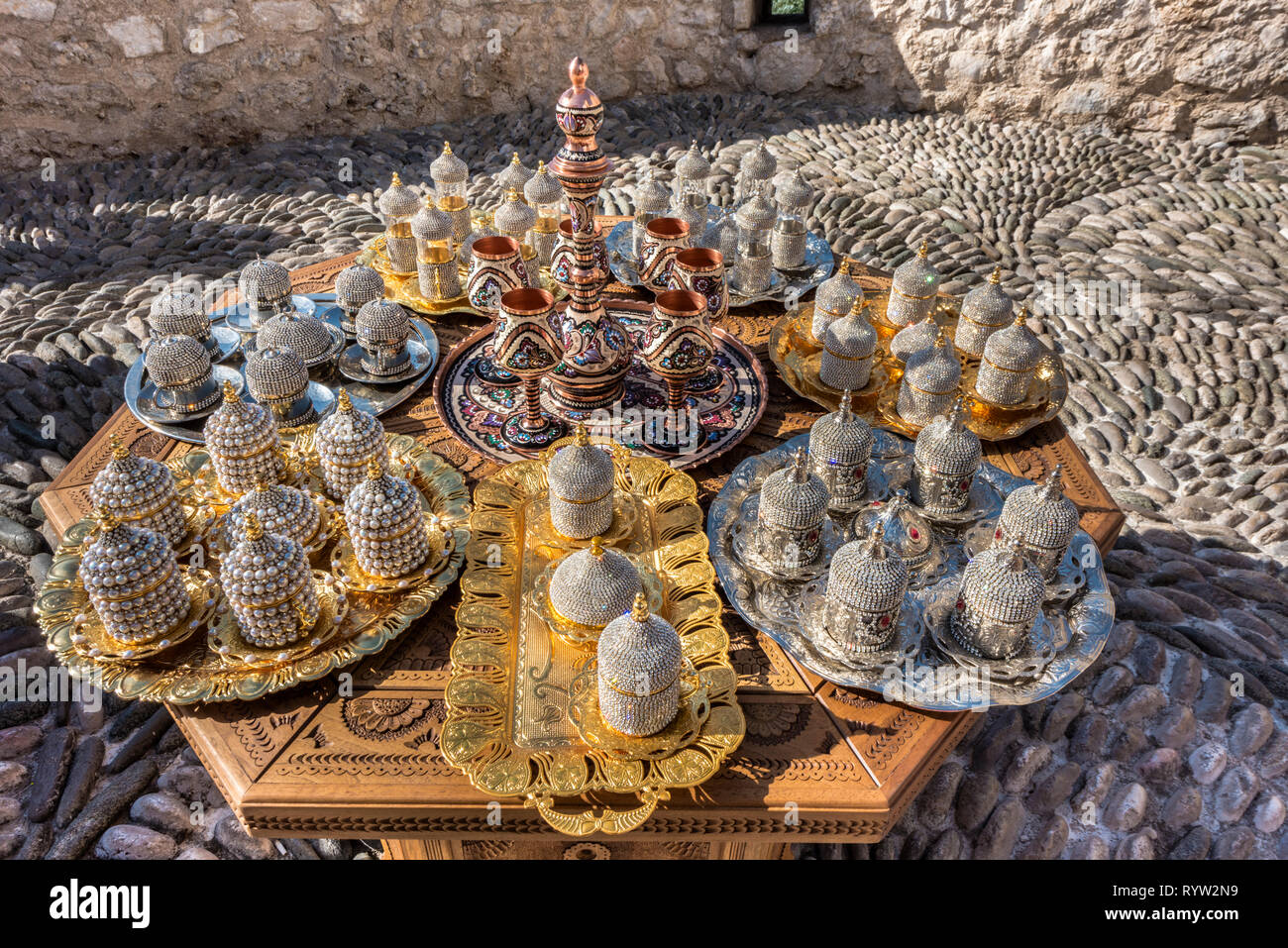 Artisanat décoratif de style arabe et de souvenirs dans la vieille ville de Mostar, Bosnie-Herzégovine Banque D'Images