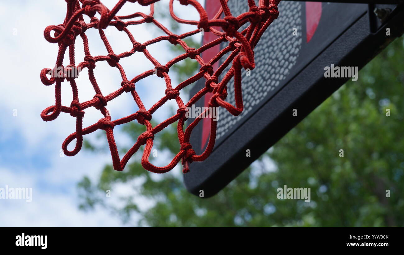 Basket-ball rouge Net et plaqué Banque D'Images