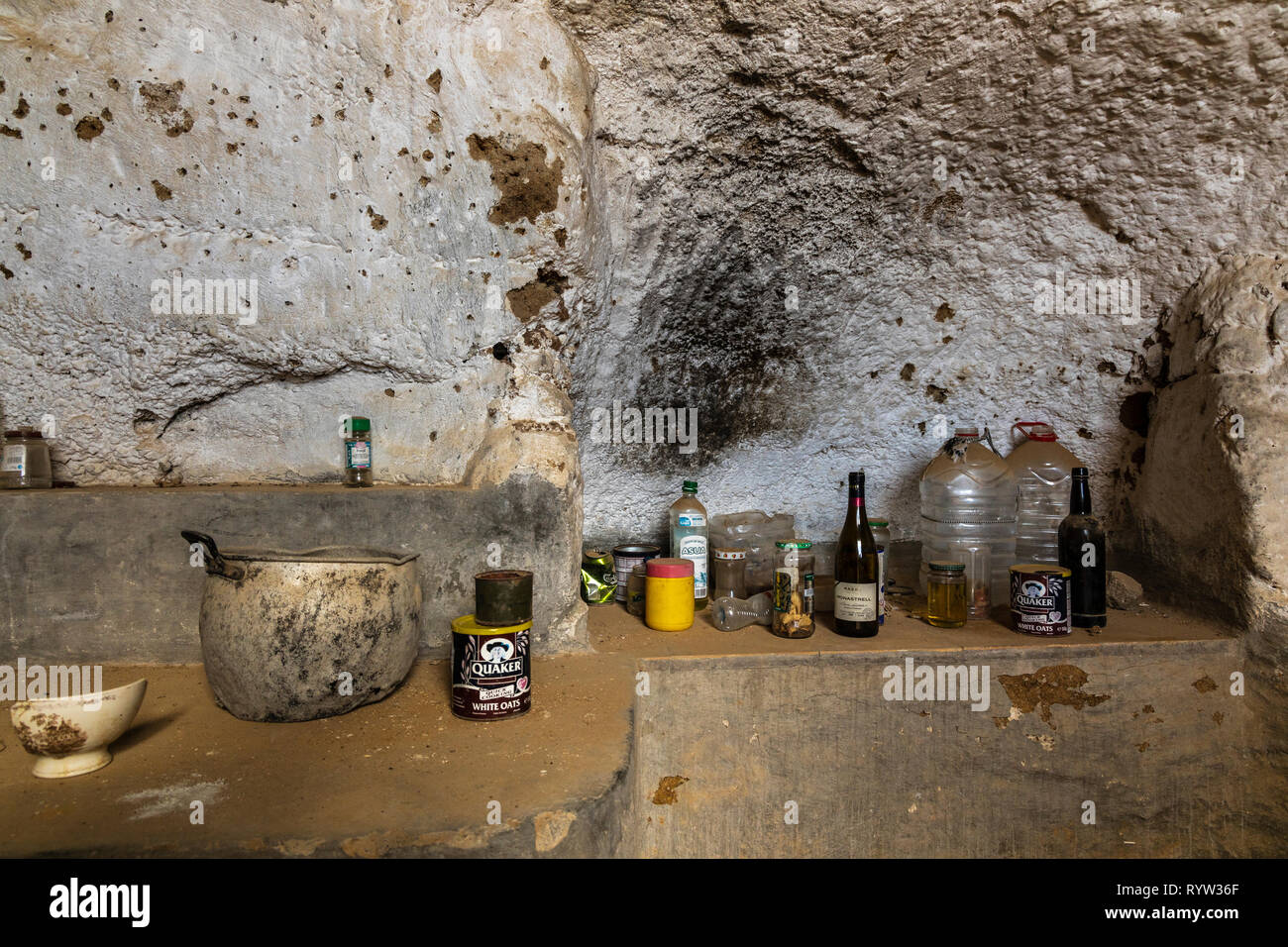 À l'intérieur de la cuisine d'une habitation troglodytique abandonné près de Las Vegas, Tenerife, Canaries, Espagne Banque D'Images