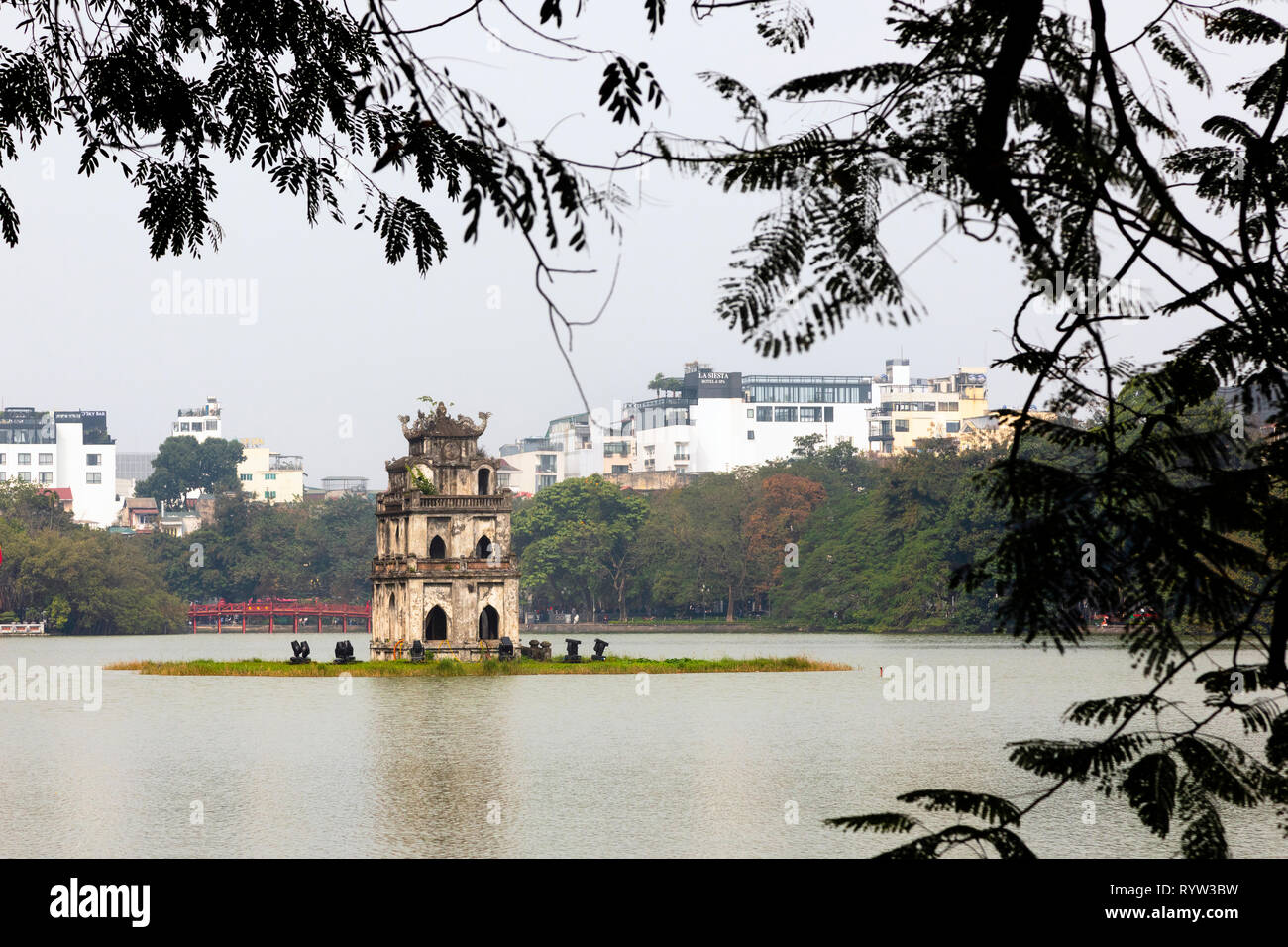 300 ans de la tour de la Tortue (Thap Rua) sur une petite île au milieu de l'Ho Hoan Kiem Lake, vieux quartier, Hanoi, Vietnam, Asie Banque D'Images