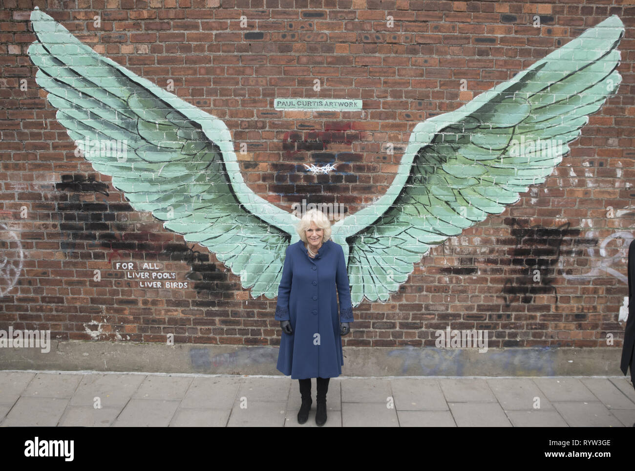 Camilla, Duchesse de Cornouailles visites artiste Paul Curtis à son 'Angel Wings' fresque sur Jamaica Street à Liverpool avec : Camilla, Duchesse de Cornwall où : Liverpool, Royaume-Uni Quand : 12 Feb 2019 Credit : Graham Finney/WENN Banque D'Images