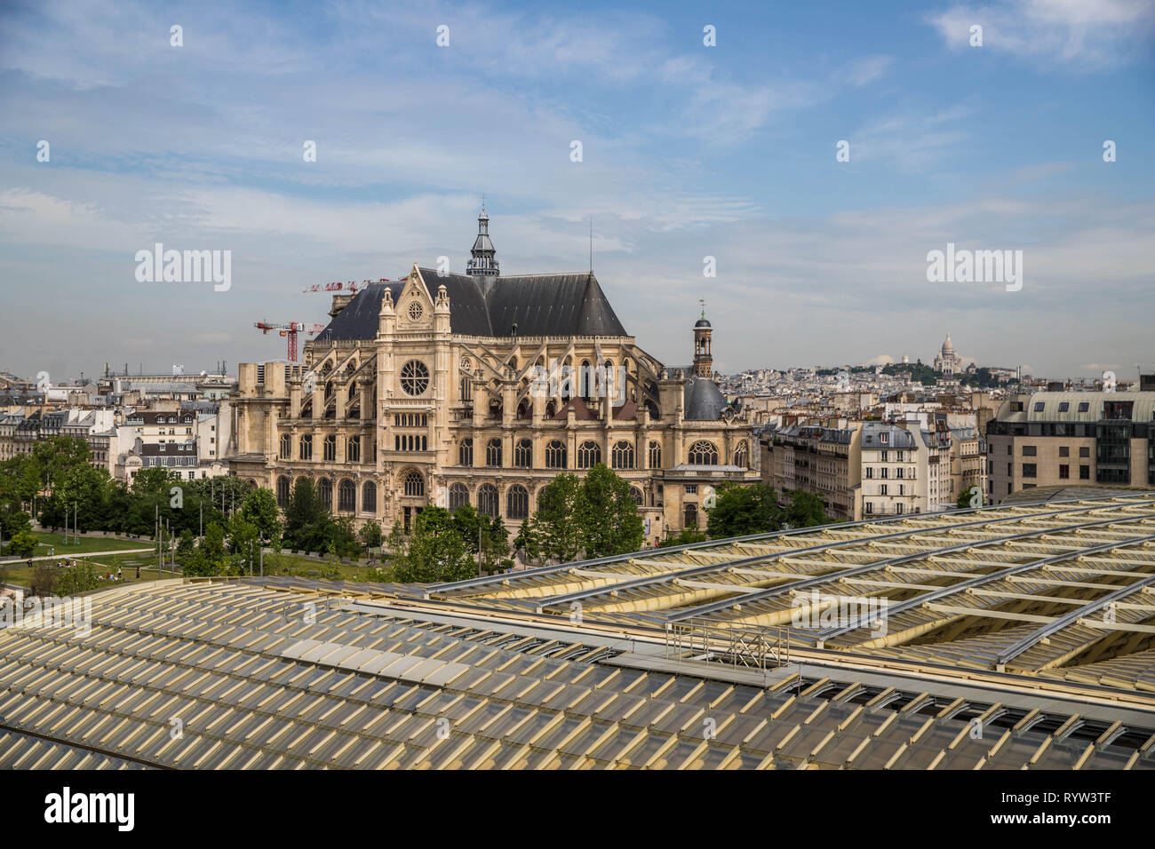 L'église Saint-Eustache, église Saint Eustache, au-dessus du couvert avec le sacré-cœur à l'arrière-plan, Les Halles, Paris Banque D'Images