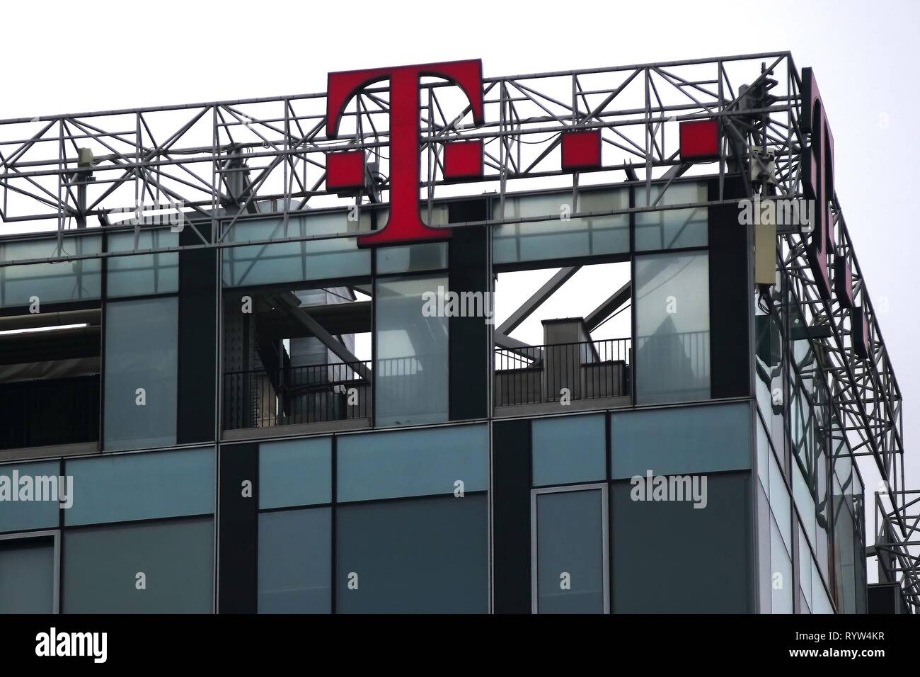 Bucarest, Roumanie - 20 novembre 2018 : Le logo d'une société de télécommunications Telekom, l'allemand, s'affiche en haut de la tour nord de la ville G Banque D'Images