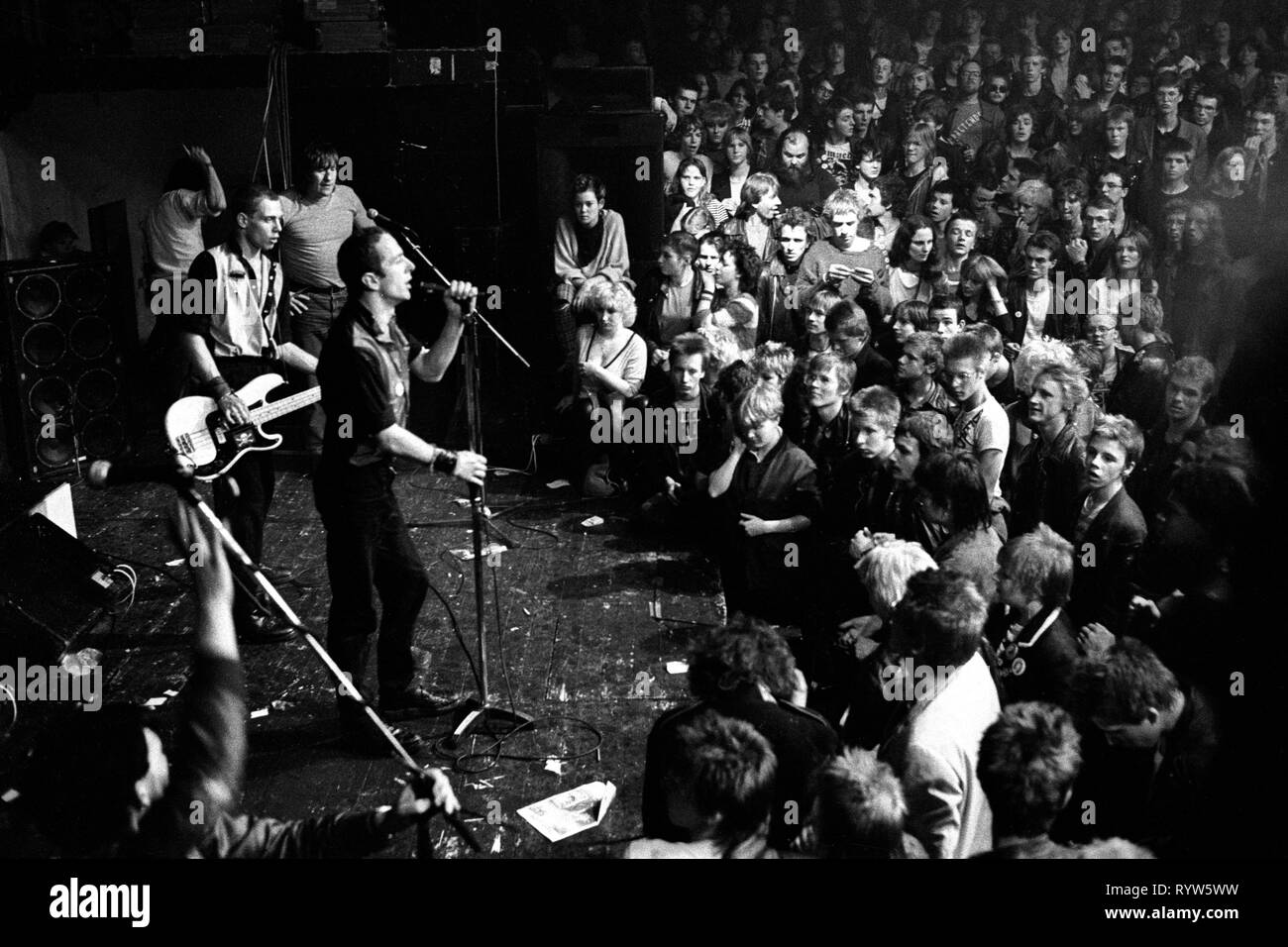 Au cours de l'émeute de la British concert punk de l'affrontement à la Markthalle de Hambourg. 1981 Banque D'Images