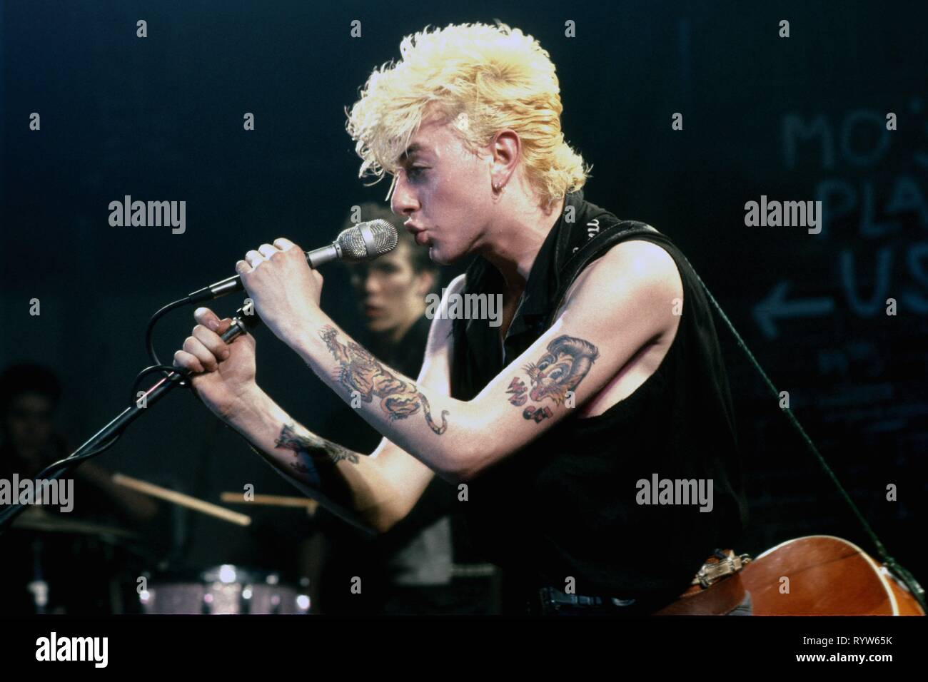 Groupe rockabilly américain les chats errants sur scène à la Markthalle à Hambourg, Allemagne. Au micro : Brian Setzer, et dans l'arrière-plan, Slim Jim Phantom. 15 avril 1981 Banque D'Images