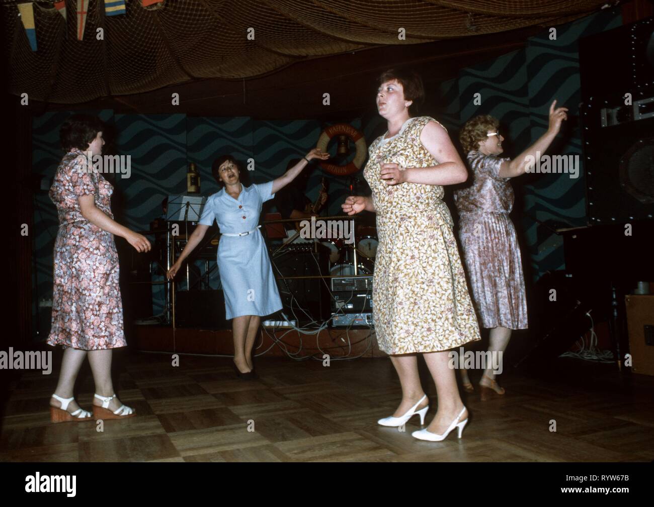 Le Hafenbar (Harbour bar) s'est ouverte à Berlin Est en 1967 dans une atmosphère maritime : hublots, filet de pêche, carte du monde éclairé, le poisson-scie et la tête farcie alligator. Jeudi soir a été Ladies Night, les femmes seulement. Vers 1982 Banque D'Images