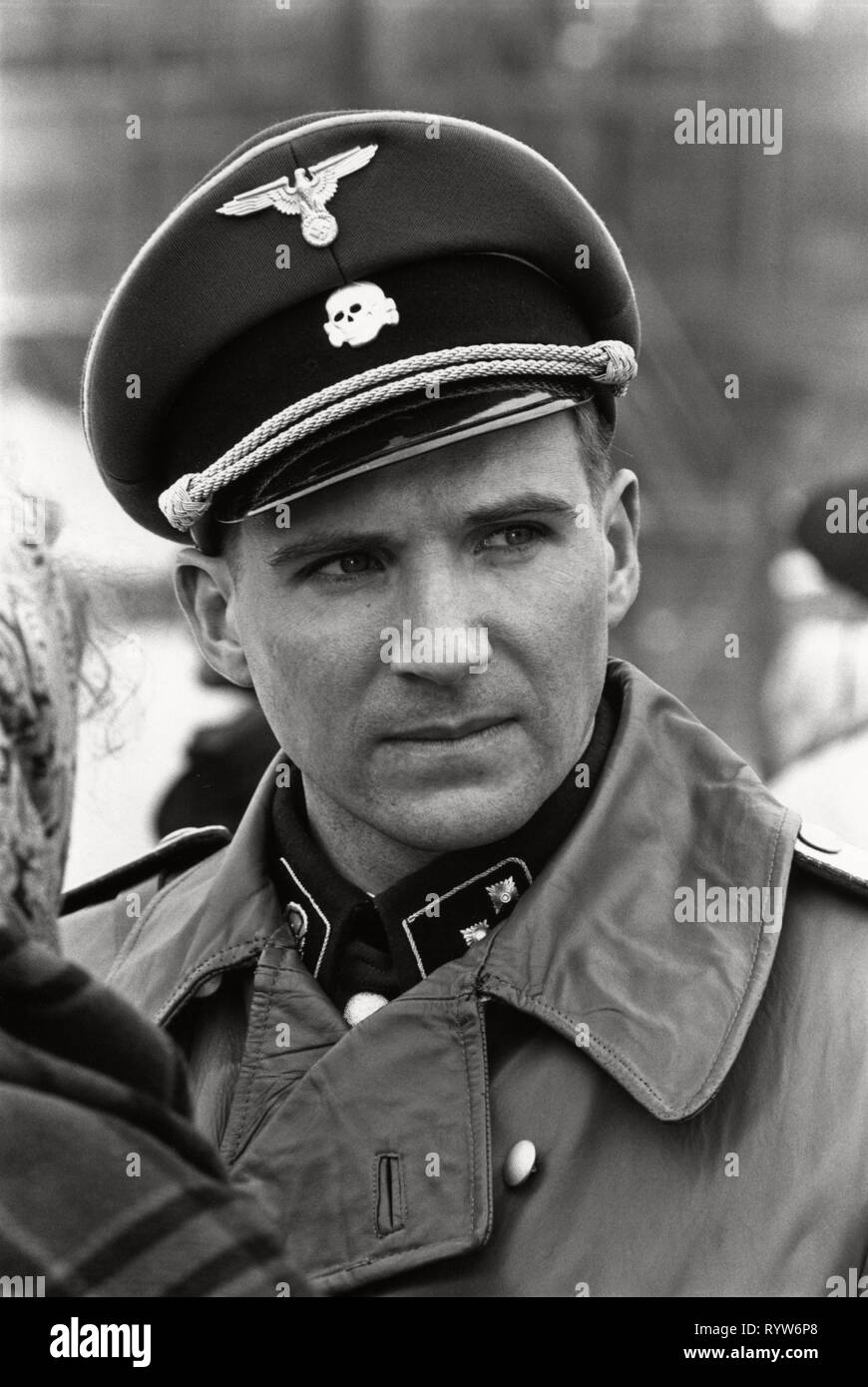 Ralph Fiennes La Liste De Schindler Schindlers list ralph fiennes Banque de photographies et d'images à haute  résolution - Alamy