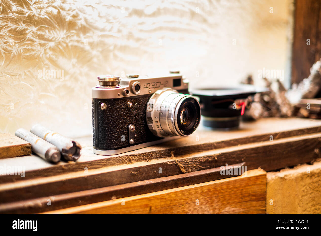 Ancienne rétro vintage film appareil isolé sur un fond d'atelier vintage Banque D'Images