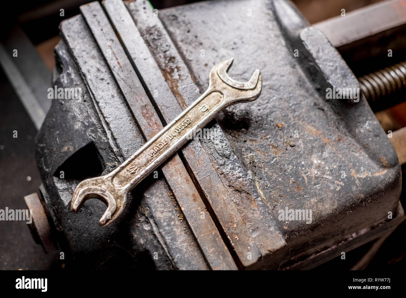 Old vintage clé sur un gros fer à repasser vice isolated Banque D'Images