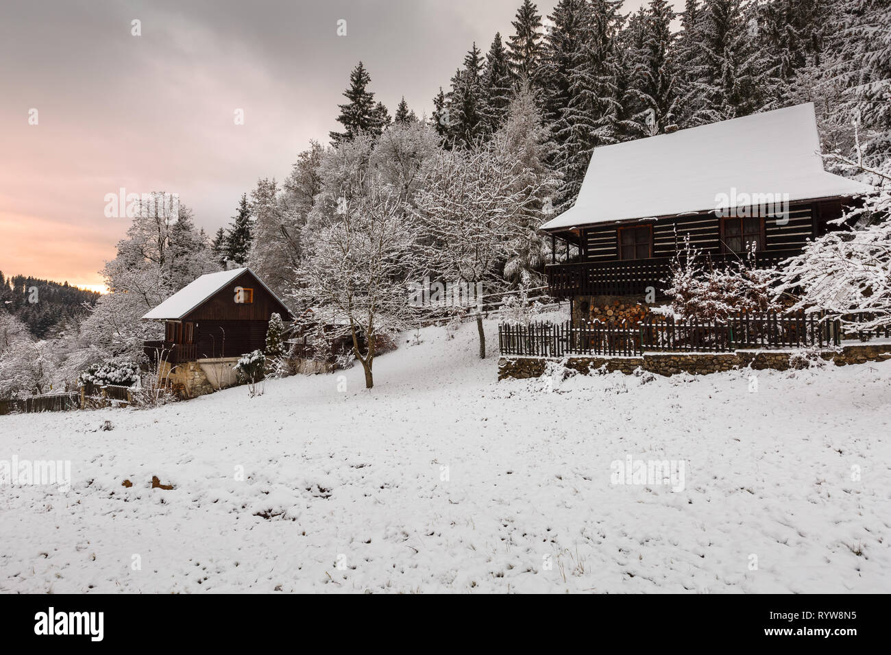 Chalets traditionnels en Cremosne village, région Turiec, la Slovaquie. Banque D'Images
