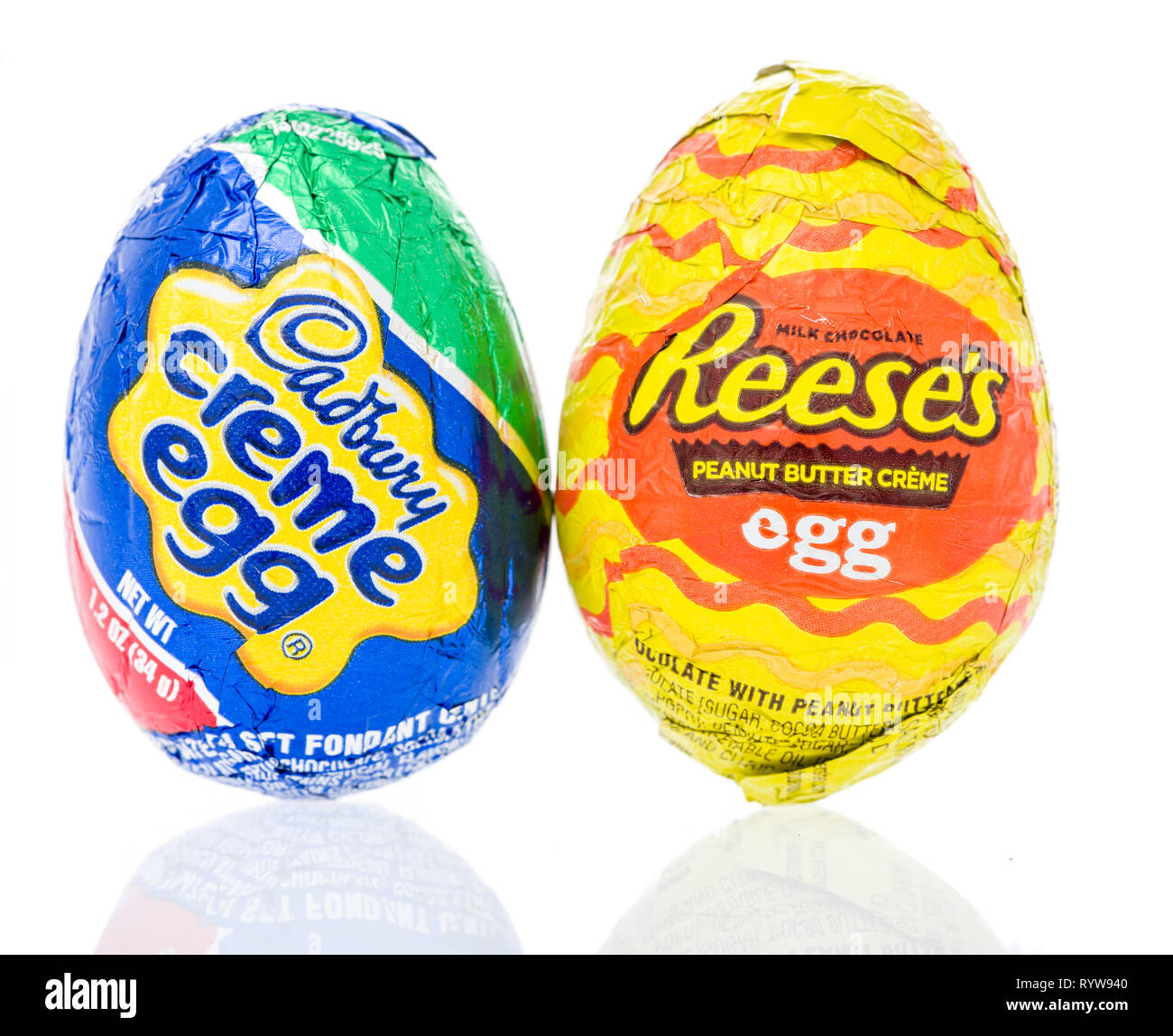 Winneconne, WI - 10 mars 2019 : un paquet de Reeses peanut butter creme egg et Cadbury creme egg sur un fond isolé Banque D'Images