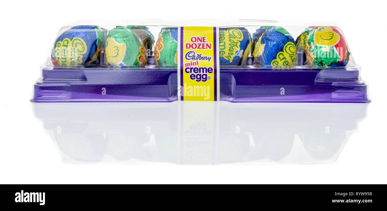 Winneconne, WI - 10 mars 2019 : un paquet de mini Cadbury creme egg sur un fond isolé Banque D'Images