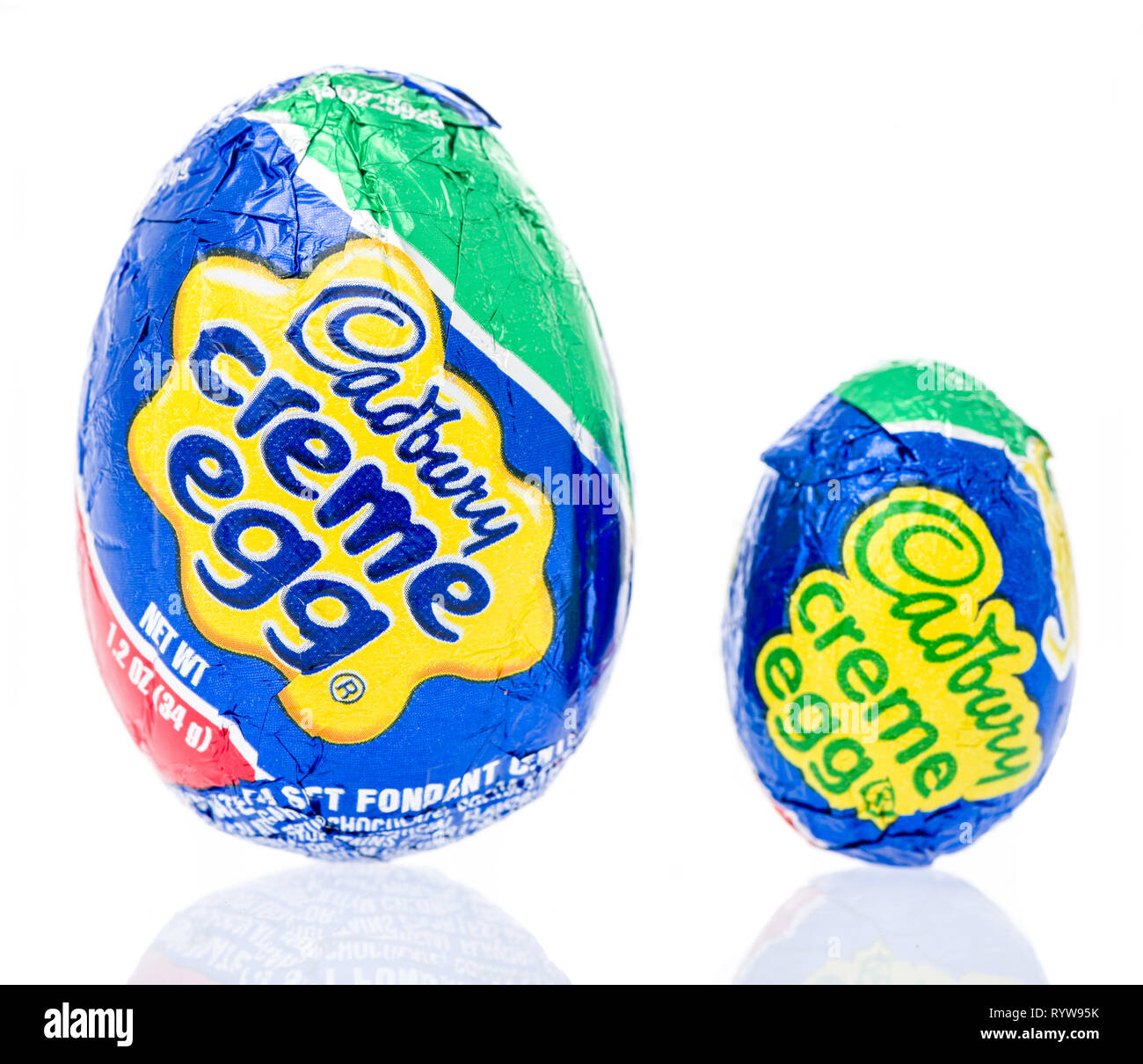 Winneconne, WI - 10 mars 2019 : un paquet de mini oeufs Cadbury creme egg crème Cadury et régulière sur une base isolée Banque D'Images