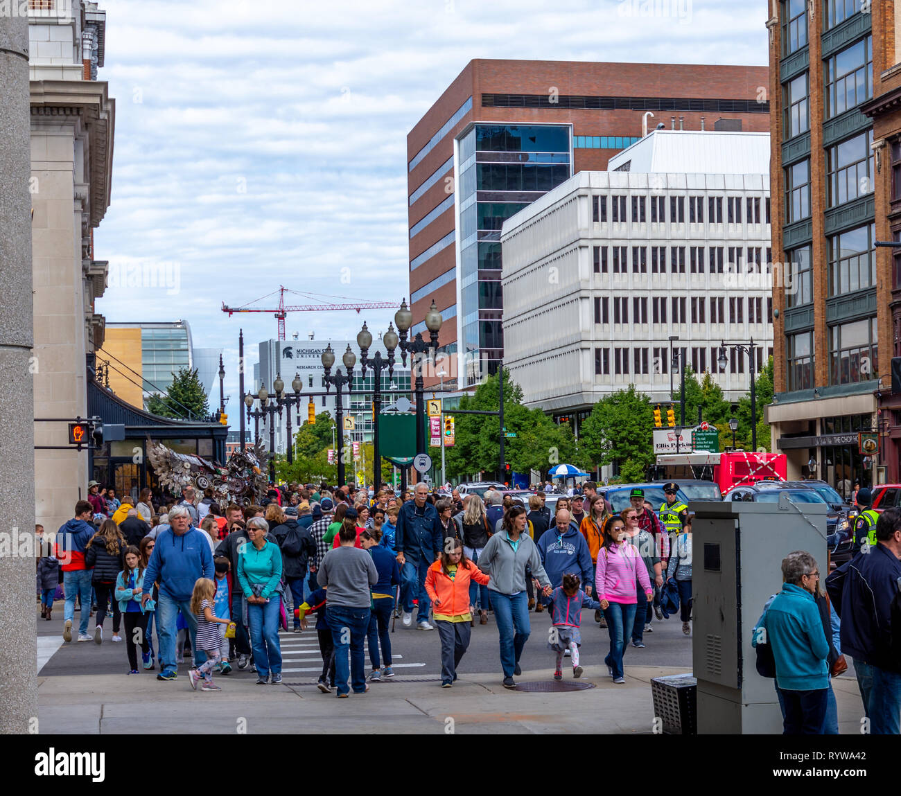 Grand Rapids, MI / USA - 0929 2018 : Groupe de personnes dans une rue de Grand Rapids au cours de ArtPrize 2018. Banque D'Images