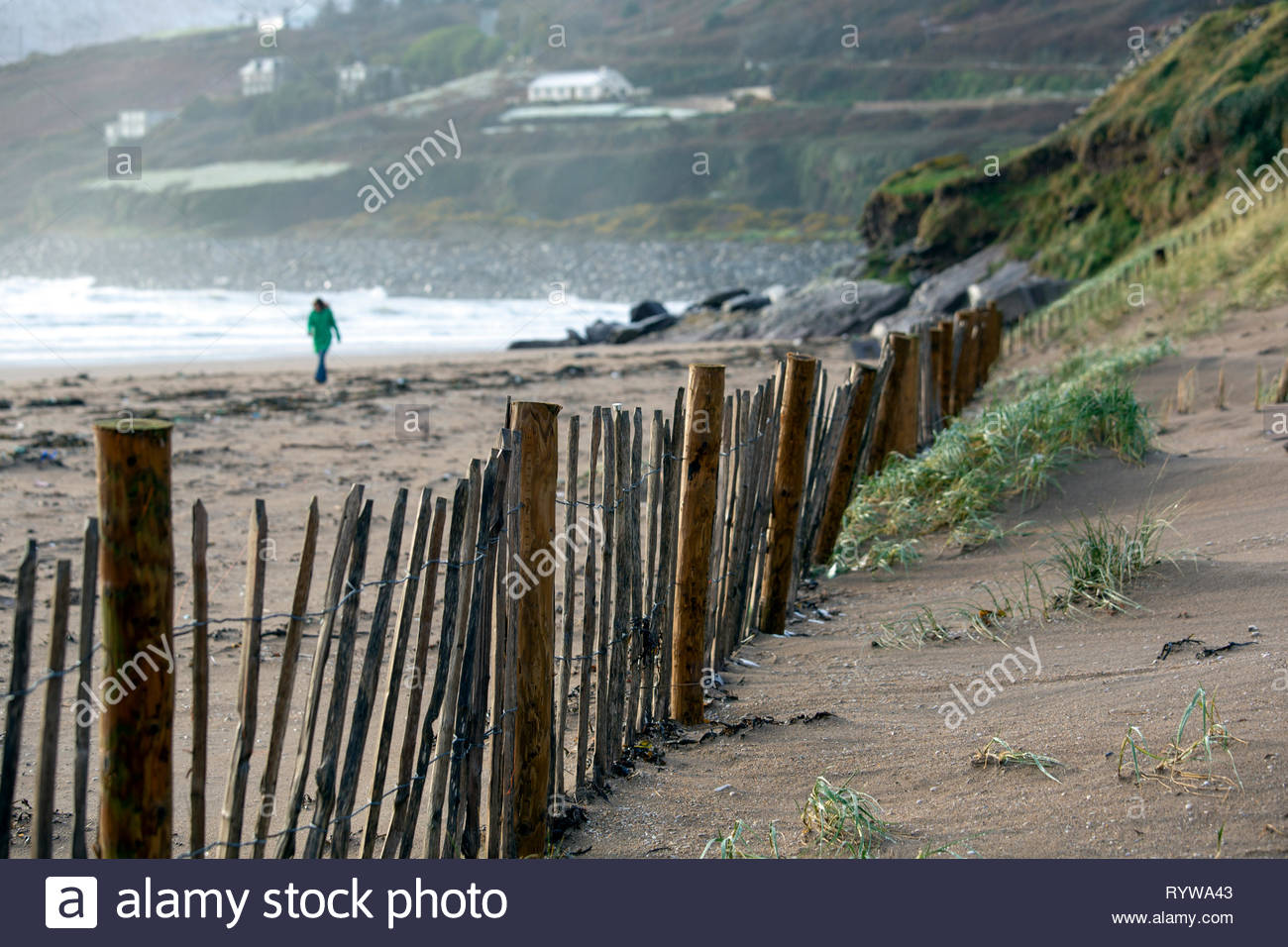 Une femme va marcher le long de la plage à l'Inich Kerry dans le cadre de la manière sauvage de l'Atlantique Banque D'Images