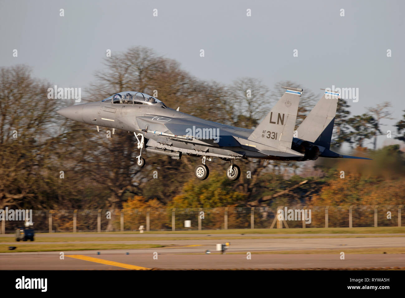 USAF F-15E Strike Eagle à l'atterrissage à RAF Lakenheath dans Suffolk Banque D'Images