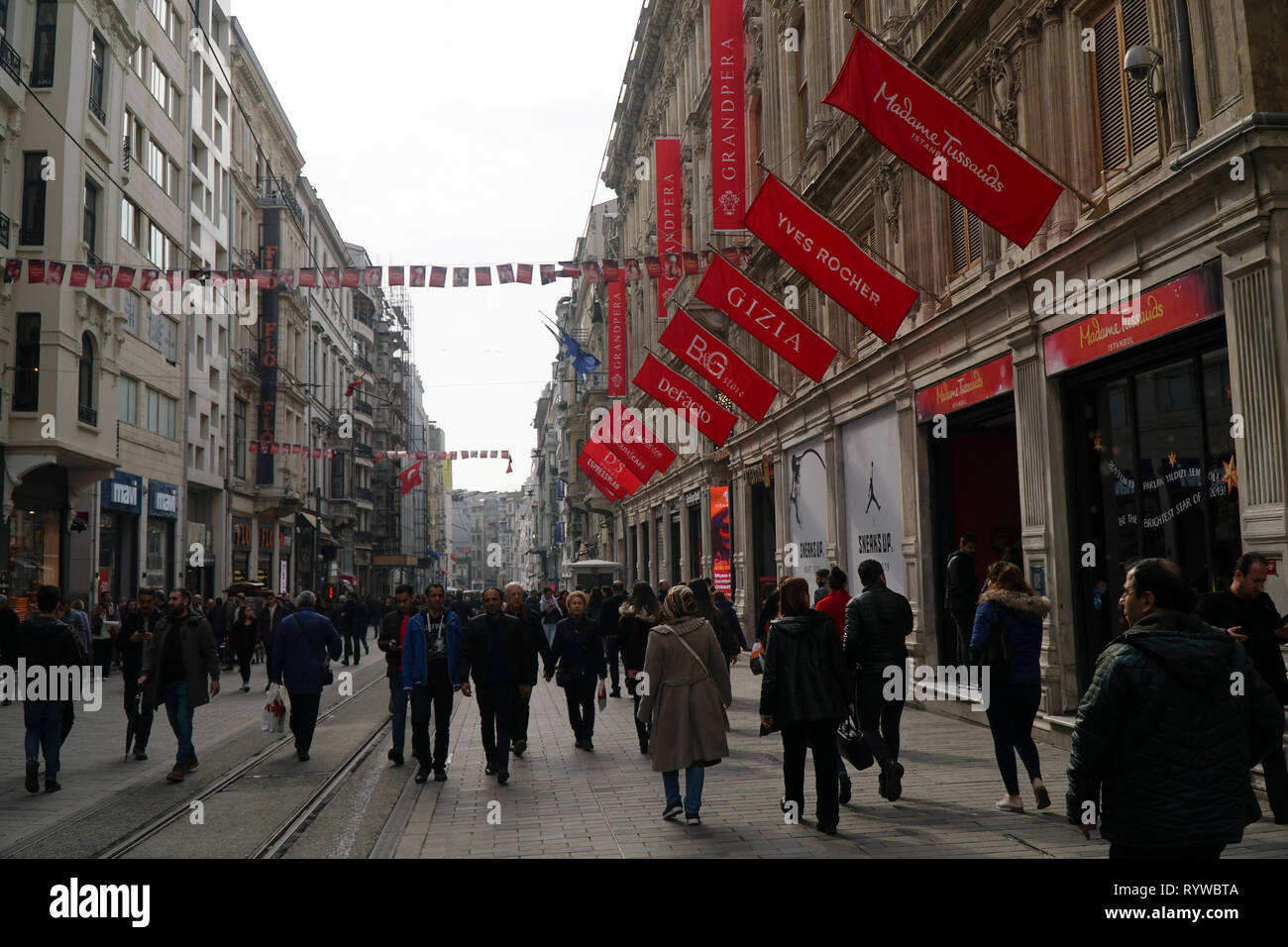 Istanbul, Turquie - mars 6 , 2019 : Les employés sont la marche sur la rue Istiklal, Beyoglu, Istanbul. Il y a un centre commercial Le Grand Pera. Banque D'Images