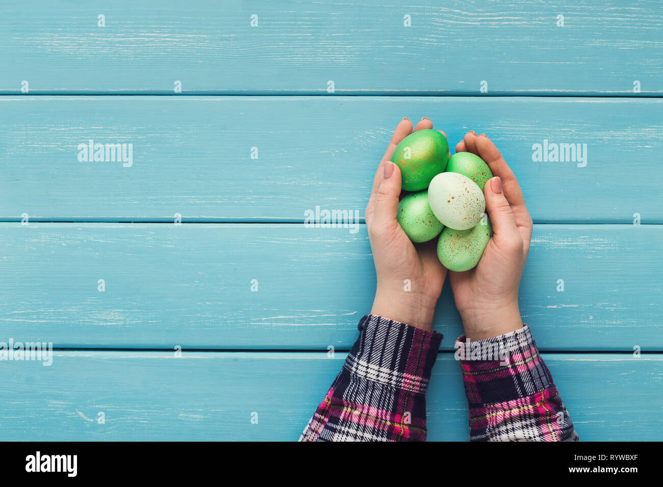 Femme hand holding Easter eggs in hands Banque D'Images