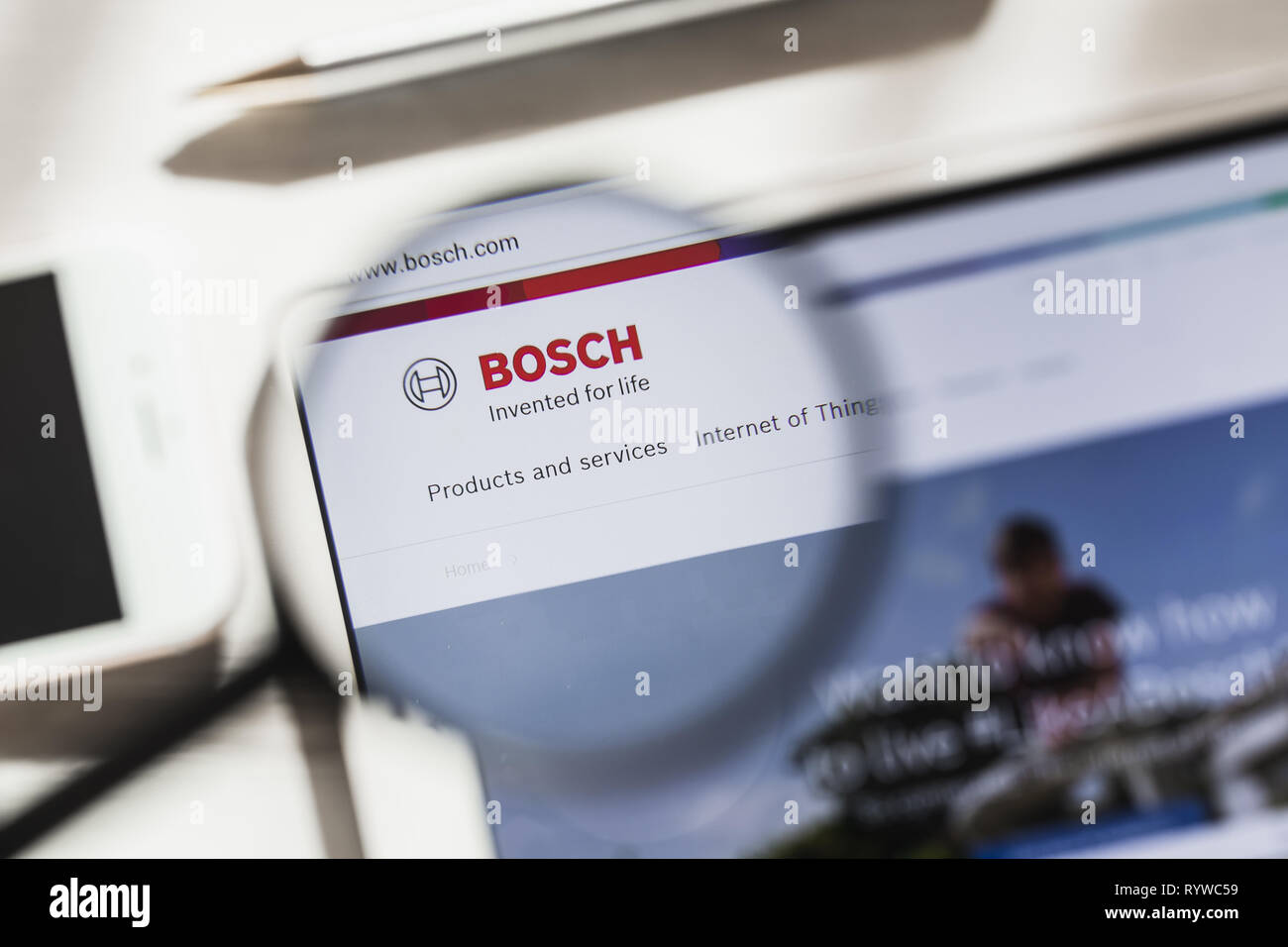 Munich, Allemagne - 16 mars 2019 - Robert Bosch GmbH, site officiel accueil sous loupe. Logo Bosch Concept visible sur smartphone Banque D'Images