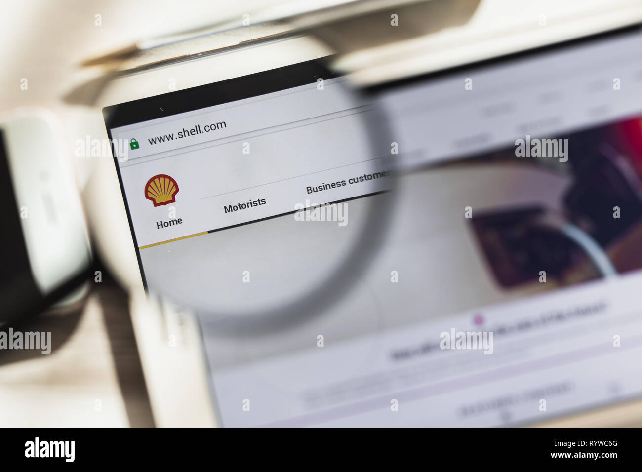 Haagse Hout, La Haye, Pays-Bas - le 16 mars 2019 : Royal Dutch Shell plc, site officiel accueil sous loupe. Logo SHELL Concept visible Banque D'Images