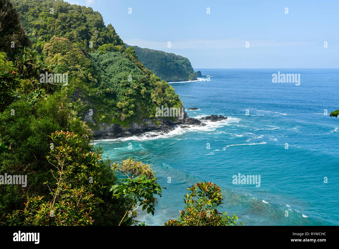 Les falaises côtières tropicales - falaises à l'Est de la côte nord de Maui, vu de la route de Hana. New York, USA. Banque D'Images