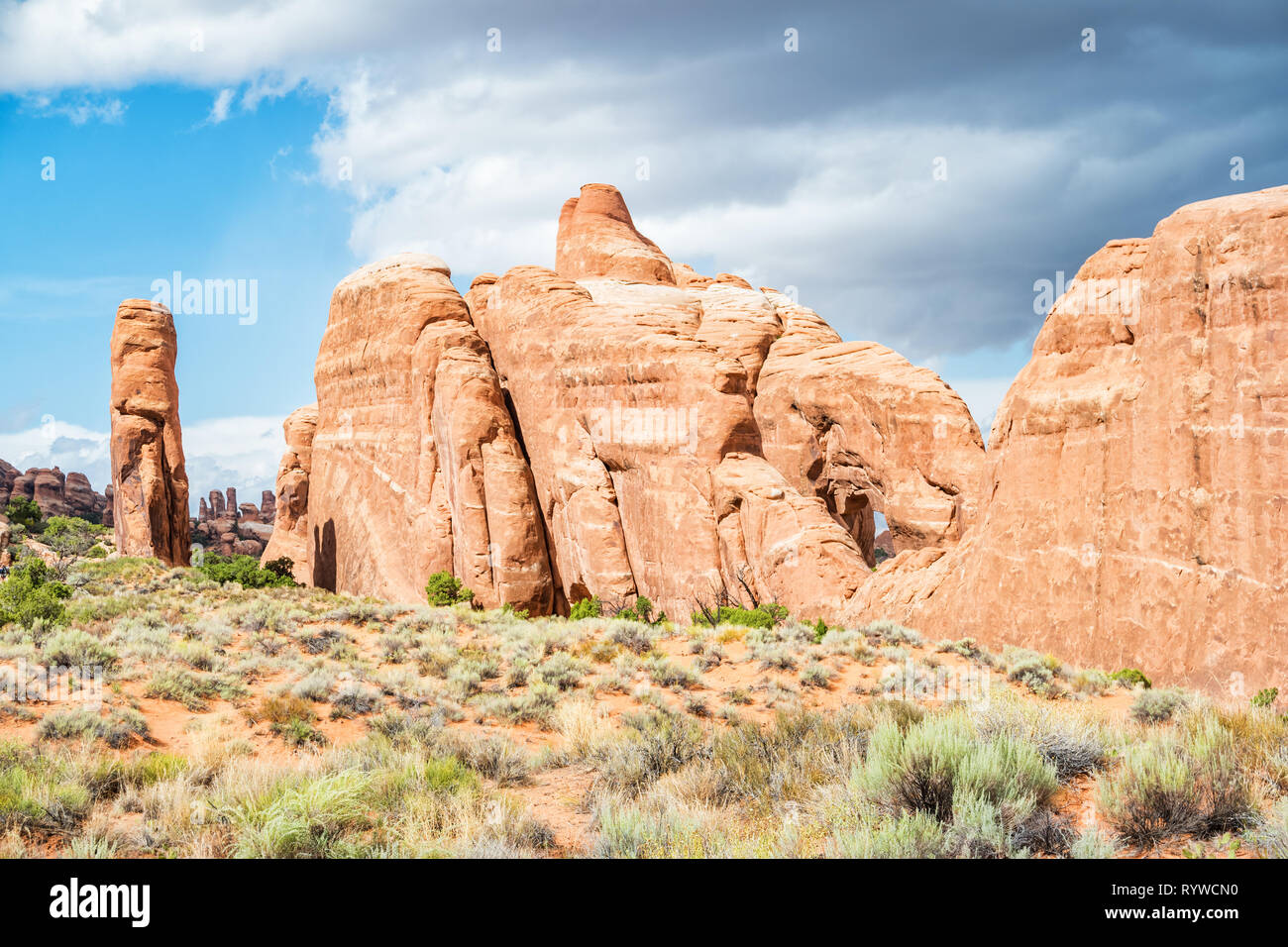 Photographie de stock rock formations in Arches National Park, Utah, USA sur une journée ensoleillée. Banque D'Images