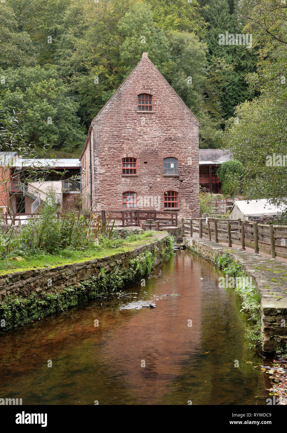 Ancien moulin à eau et de ruisseau dans la forêt de Dean en Angleterre Banque D'Images