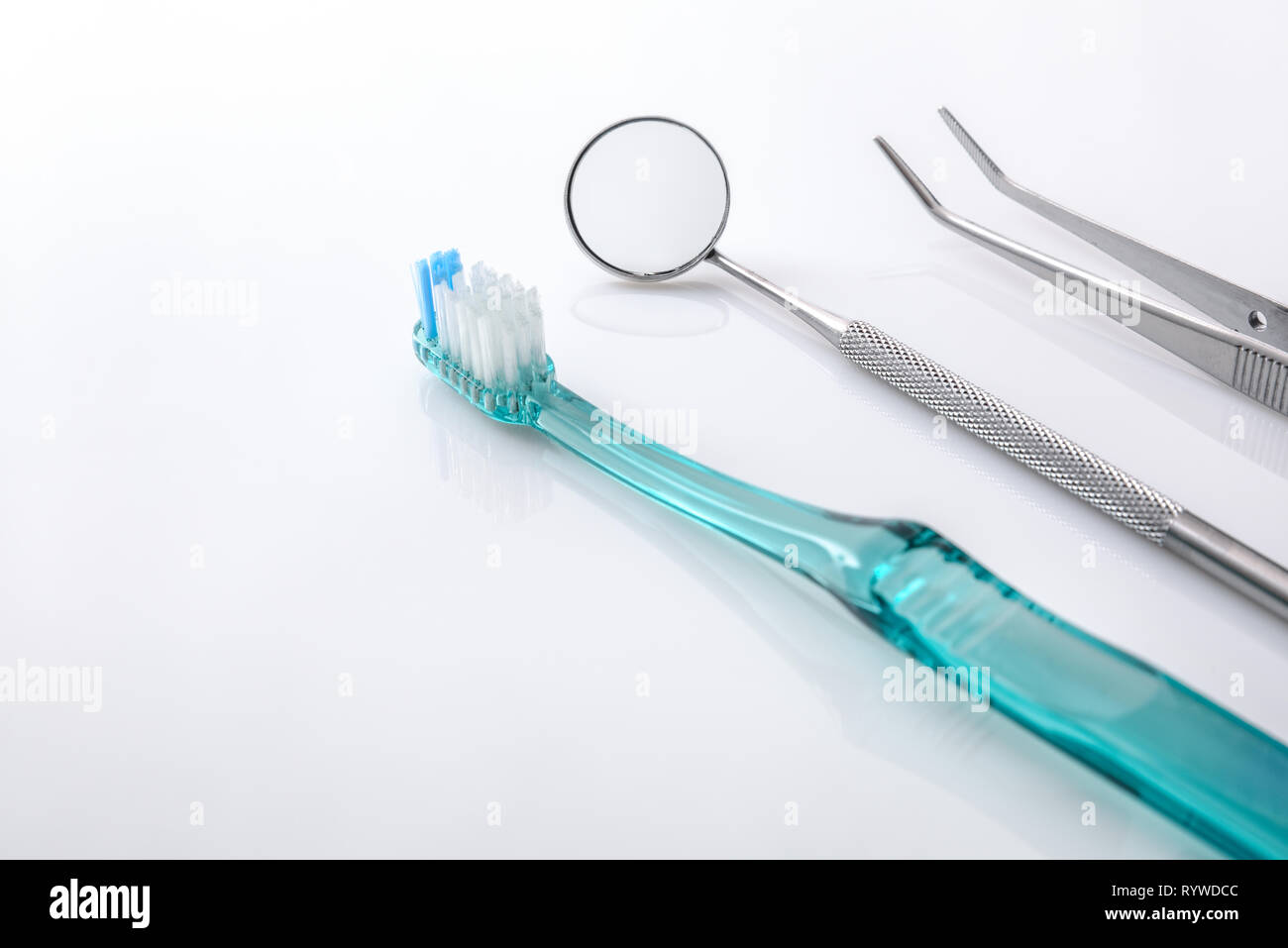 Dentiste blanc table avec outils et le nettoyage des dents concept. Composition horizontale. Elevated view Banque D'Images