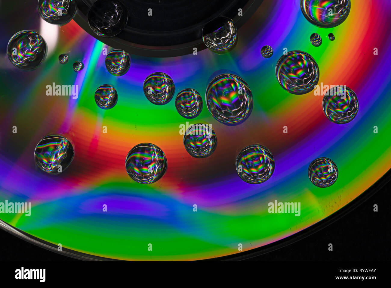 Les gouttelettes d'eau sur disque compact Banque D'Images