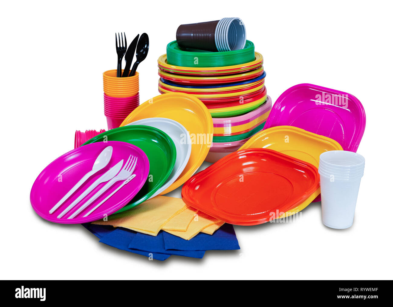 Vaisselle en plastique avec des assiettes et couverts pour le pique-nique  sur fond blanc Photo Stock - Alamy