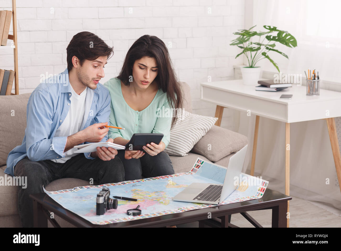 Compter quelques finances pour vacances, voyage de planification Banque D'Images