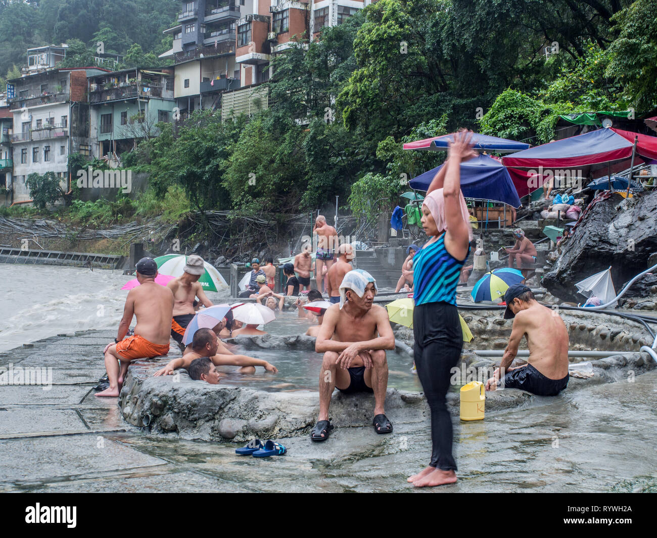 Wulai, Taiwan - 09 octobre, 2016 : piscines publiques avec de l'eau à partir de sources d'eau chaude dans la journée pluvieuse. L'Asie. Banque D'Images