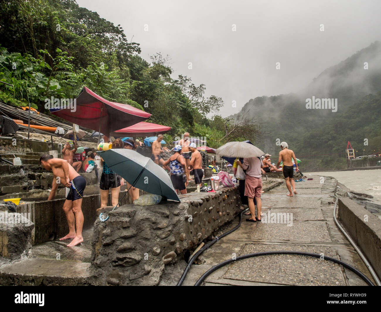 Wulai, Taiwan - 09 octobre, 2016 : piscines publiques avec de l'eau à partir de sources d'eau chaude dans la journée pluvieuse. L'Asie. Banque D'Images